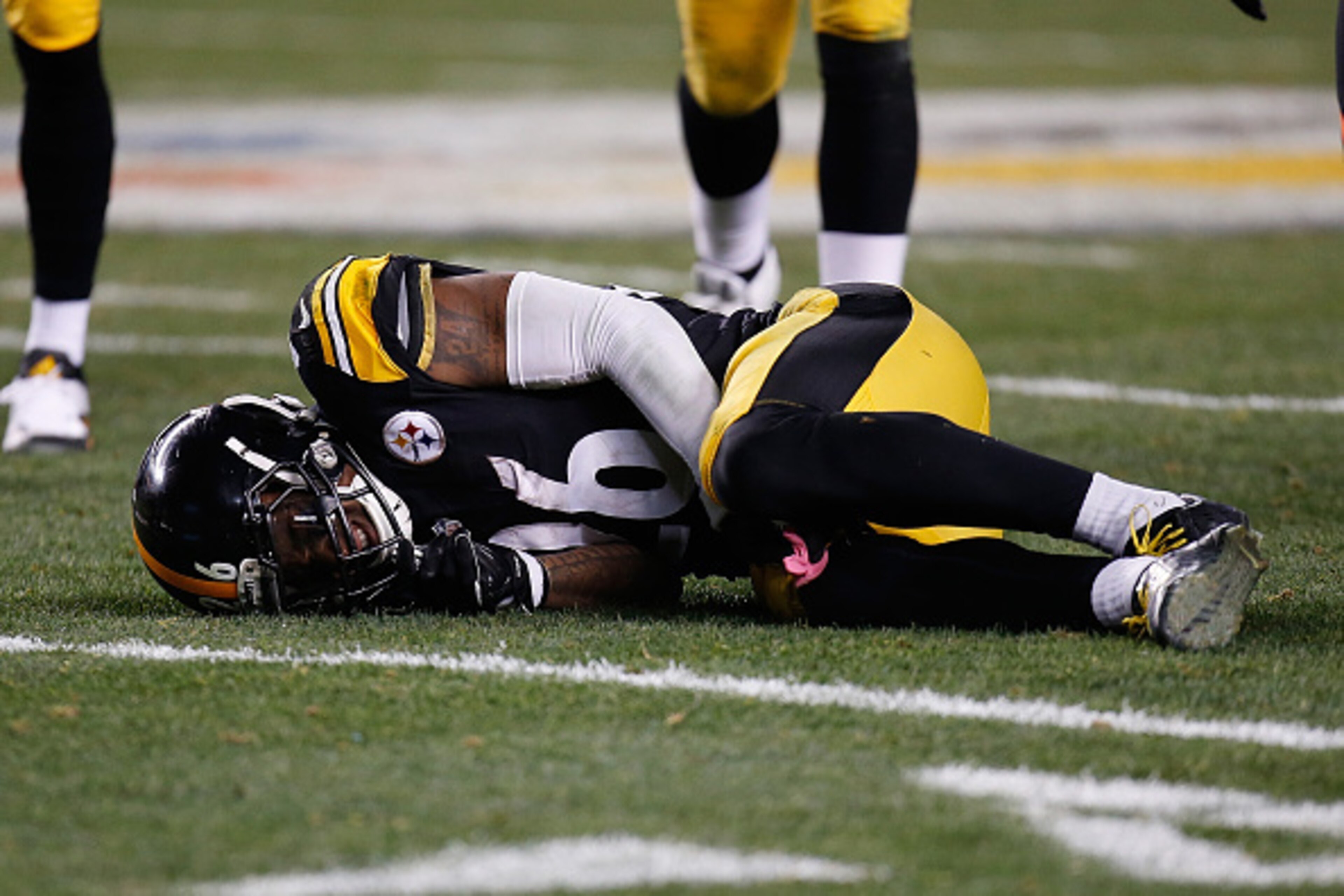 PITTSBURGH, PA - DECEMBER 28: Le'Veon Bell #26 of the Pittsburgh Steelers is injured after being hit by Reggie Nelson #20 of the Cincinnati Bengals during the third quarter at Heinz Field on December 28, 2014 in Pittsburgh, Pennsylvania. (Photo by Grego PITTSBURGH, PA - DECEMBER 28: Le'Veon Bell #26 of the Pittsburgh Steelers is injured after being hit by Reggie Nelson #20 of the Cincinnati Bengals during the third quarter at Heinz Field on December 28, 2014 in Pittsburgh, Pennsylvania. (Photo by Grego