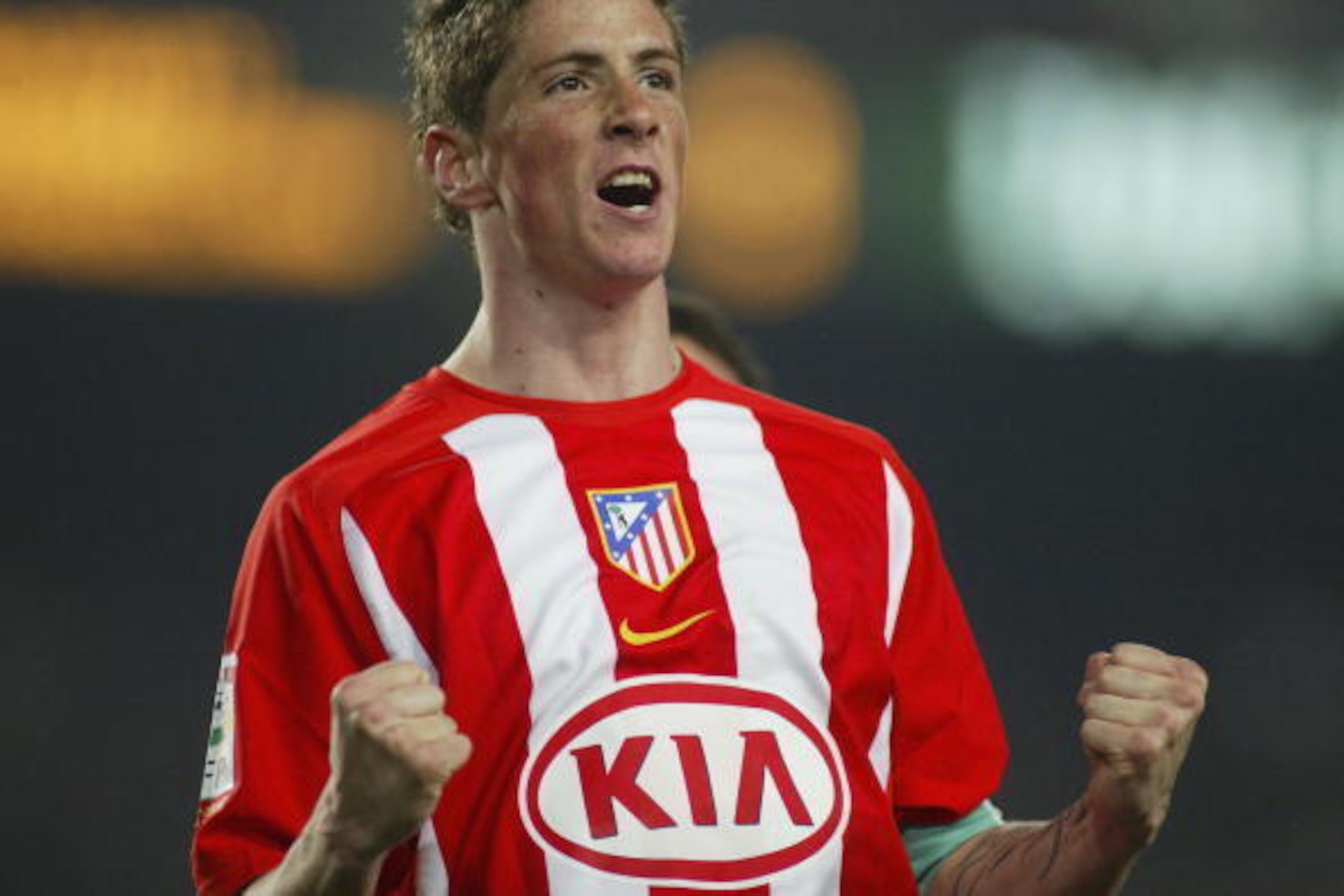 BARCELONA, SPAIN - FEBRUARY 5: Fernando Torres of Atletico Madrid celebrates his goal during the  La Liga match between FC Barcelona and Atletico Madrid, at the Camp Nou stadium on February 5, 2006, in Barcelona, Spain. (Photo by Luis Bagu/Getty Images).