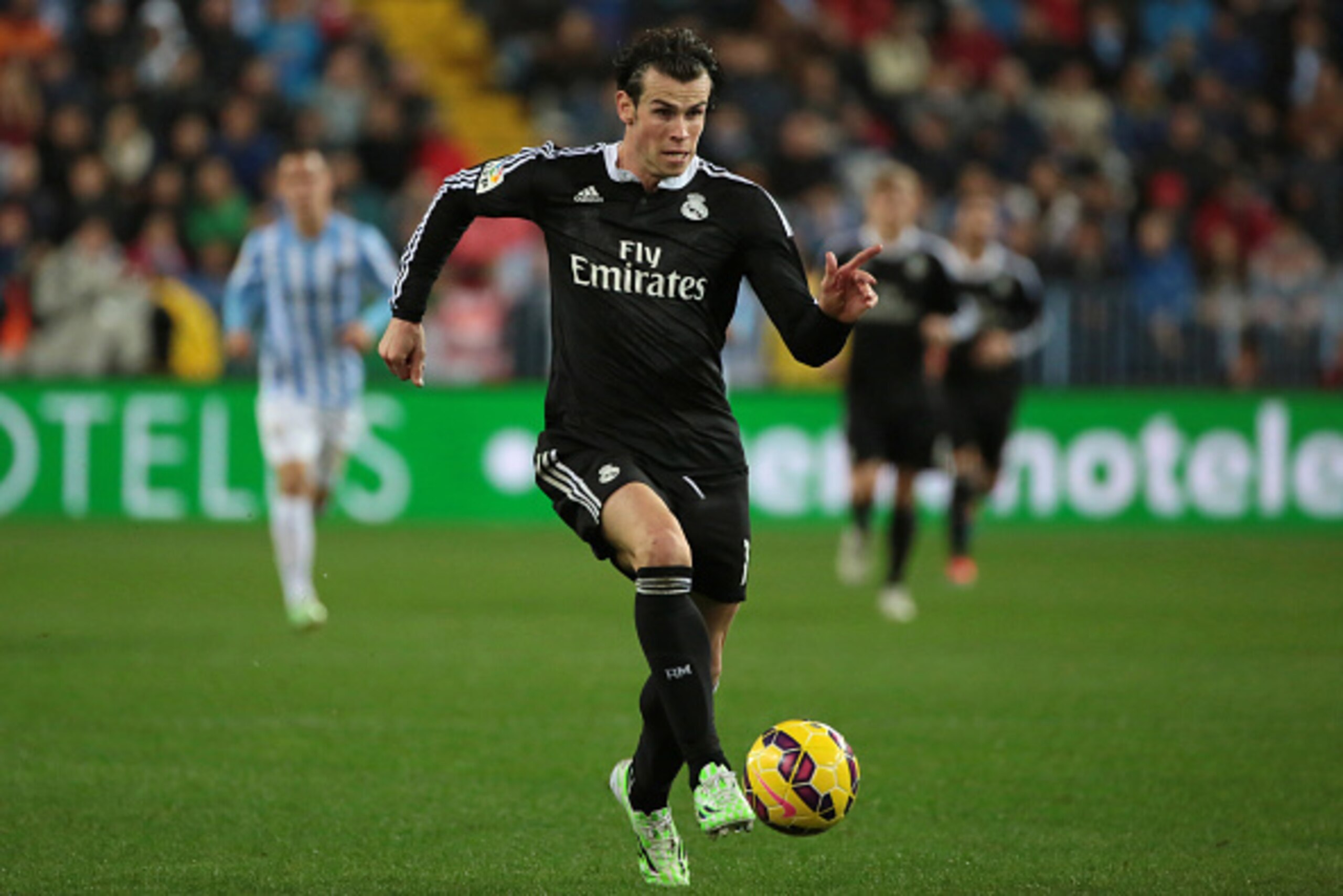 MALAGA, SPAIN - NOVEMBER 29:  Gareth Bale of Real Madrid controls the ball during the La Liga match between Malaga CF and Real Madrid CF at La Rosaleda studium on November 29, 2014 in Malaga, Spain. (Photo by Sergio Camacho/Getty Images)
