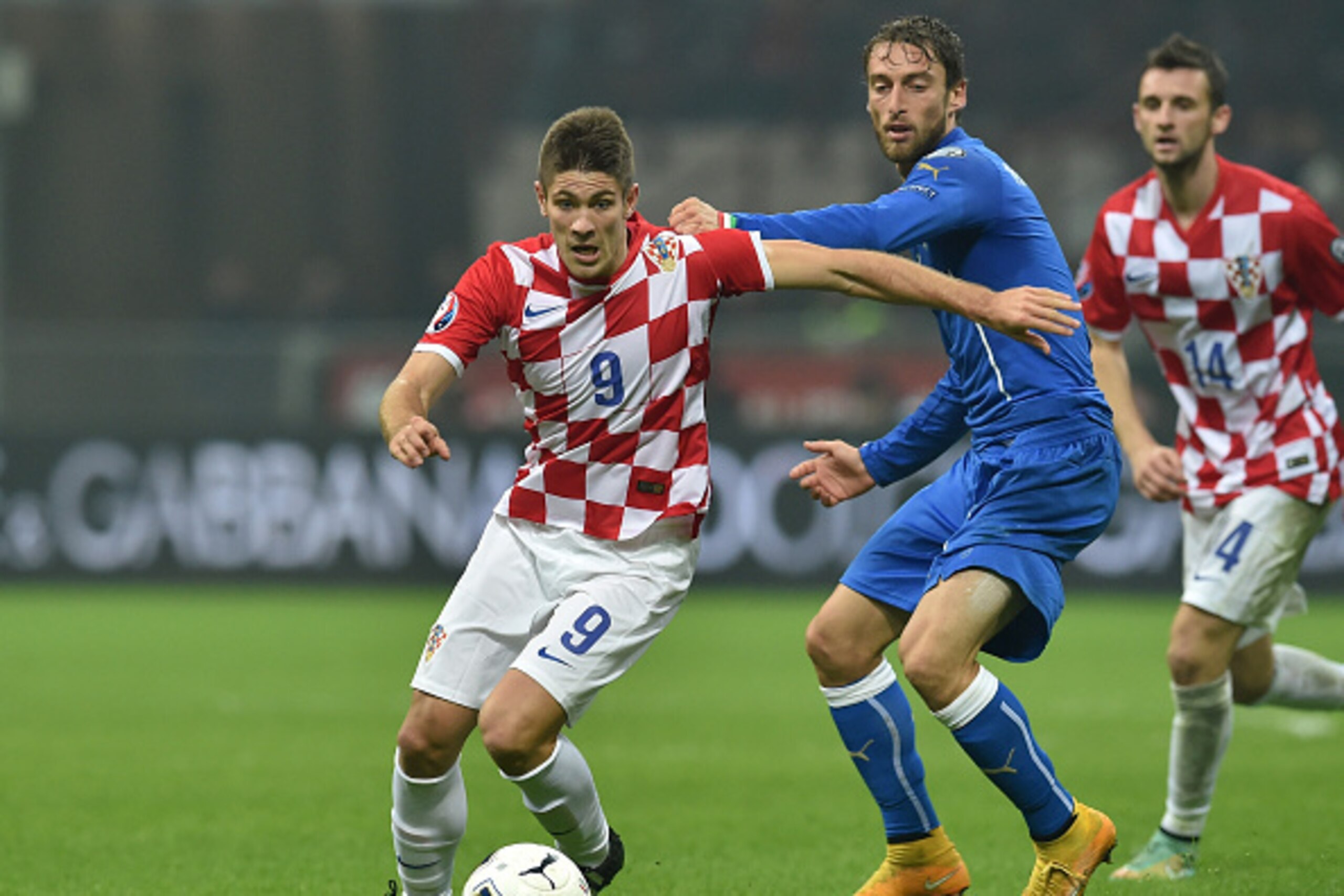 MILAN, ITALY - NOVEMBER 16: Claudio Marchisio (R) of Italy competes with Andrej Kramaric of Croatia during the EURO 2016 Group H Qualifier match between Italy and Croatia at Stadio Giuseppe Meazza on November 16, 2014 in Milan, Italy. (Photo by Valerio MILAN, ITALY - NOVEMBER 16: Claudio Marchisio (R) of Italy competes with Andrej Kramaric of Croatia during the EURO 2016 Group H Qualifier match between Italy and Croatia at Stadio Giuseppe Meazza on November 16, 2014 in Milan, Italy. (Photo by Valerio