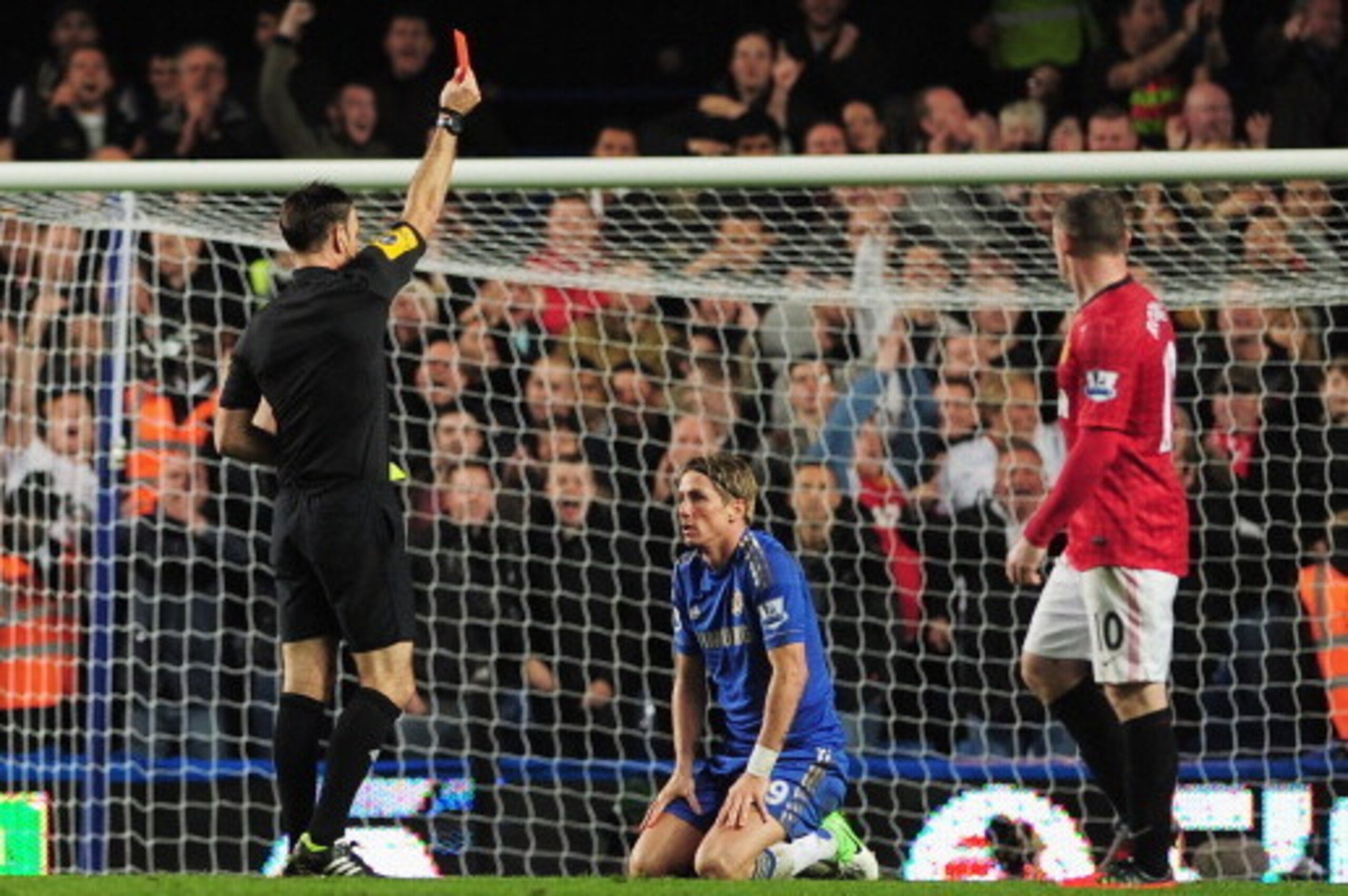 LONDON, ENGLAND - OCTOBER 28:  Fernando Torres of Chelsea is shown the red card by referee Mark Clattenburg during the Barclays Premier League match between Chelsea and Manchester United at Stamford Bridge on October 28, 2012 in London, England.  (Photo b