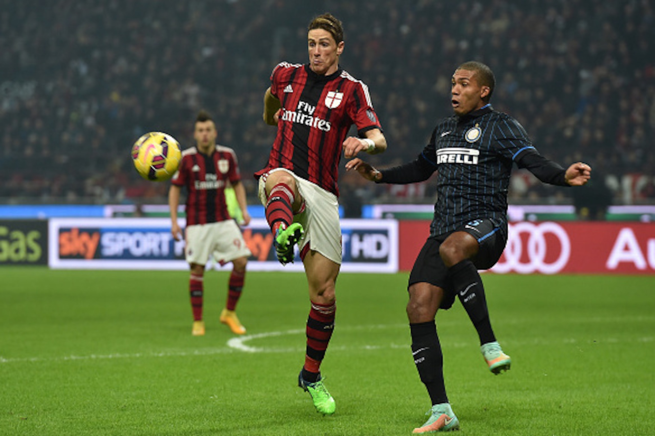 MILAN, ITALY - NOVEMBER 23:  Fernando Torres (L) of AC Milan is challenged by Juan Jesus of FC Internazionale Milano during the Serie A match between AC Milan and FC Internazionale Milano at Stadio Giuseppe Meazza on November 23, 2014 in Milan, Italy.  (P