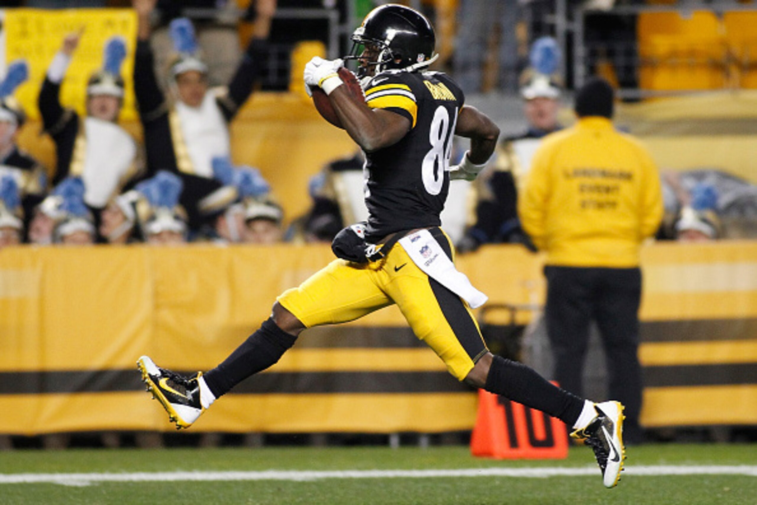 PITTSBURGH, PA - DECEMBER 28:  Antonio Brown #84 of the Pittsburgh Steelers runs for a touchdown during the fourth quarter against the Cincinnati Bengals at Heinz Field on December 28, 2014 in Pittsburgh, Pennsylvania.  (Photo by Justin K. Aller/Getty Ima