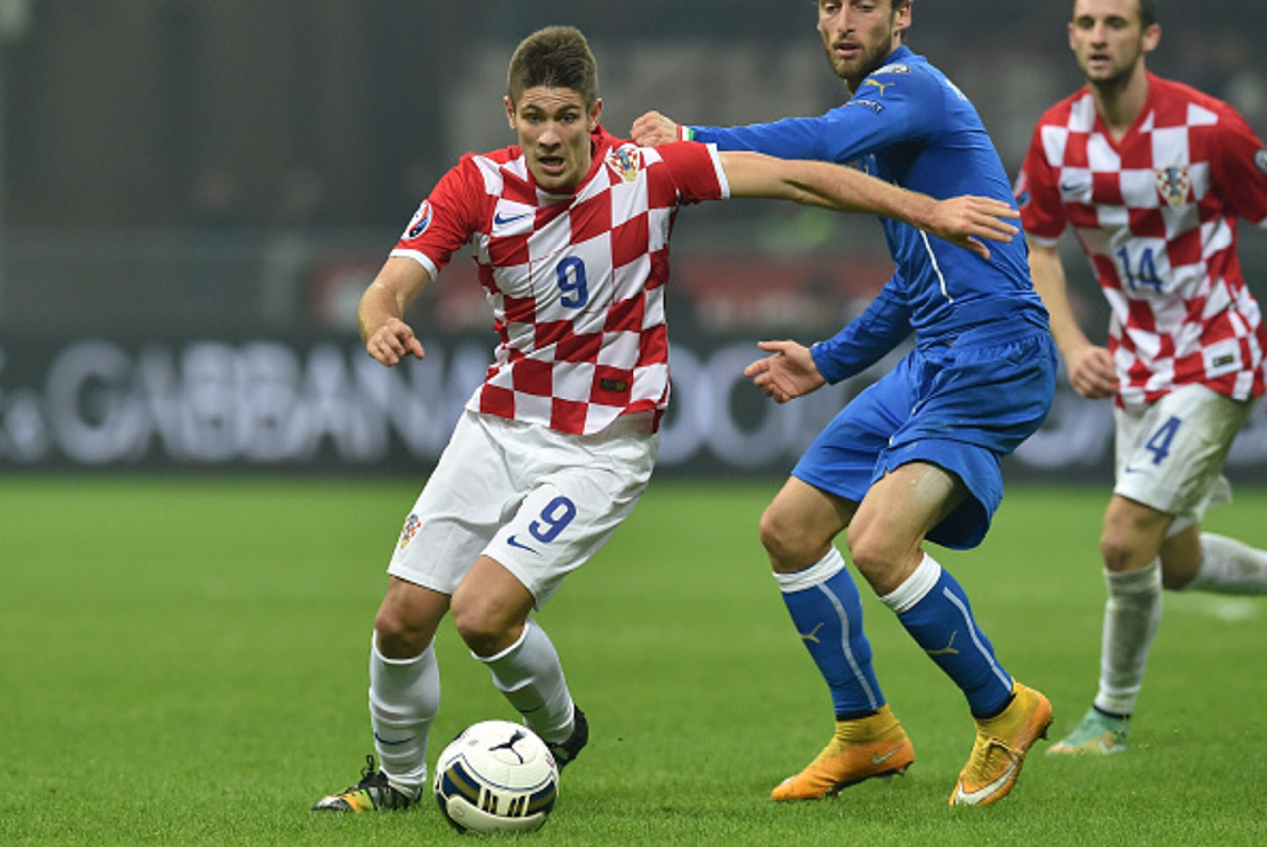 MILAN, ITALY - NOVEMBER 16:  Claudio Marchisio (R) of Italy competes with Andrej  Kramaric of Croatia during the EURO 2016 Group H Qualifier match between Italy and Croatia at Stadio Giuseppe Meazza on November 16, 2014 in Milan, Italy.  (Photo by Valerio