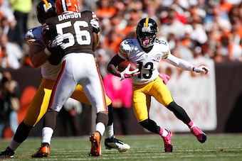 CLEVELAND, OH - OCTOBER 12:  Dri Archer #13 of the Pittsburgh Steelers carries the ball in front of Karlos Dansby #56 of the Cleveland Browns during the first quarter at FirstEnergy Stadium on October 12, 2014 in Cleveland, Ohio.  (Photo by Gregory Shamus