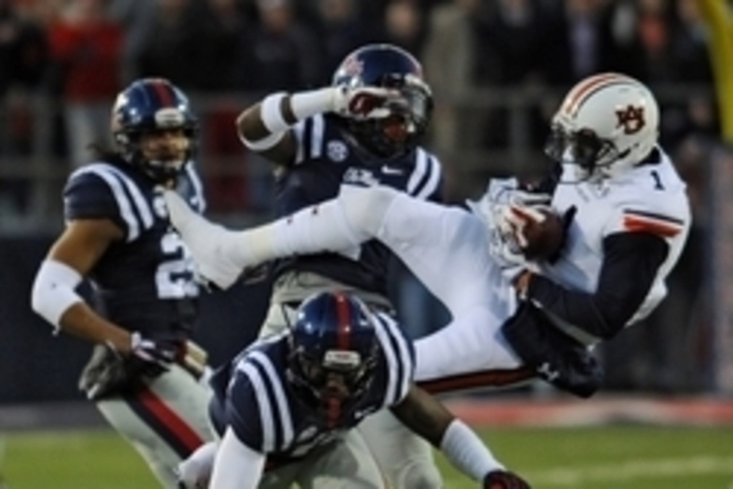 Nov 1, 2014; Oxford, MS, USA; Auburn Tigers wide receiver D'haquille Williams (1) catches a pass during the first quarter against the Ole Miss Rebels at Vaught-Hemingway Stadium. Mandatory Credit: Shanna Lockwood-USA TODAY Sports Nov 1, 2014; Oxford, MS, USA; Auburn Tigers wide receiver D'haquille Williams (1) catches a pass during the first quarter against the Ole Miss Rebels at Vaught-Hemingway Stadium. Mandatory Credit: Shanna Lockwood-USA TODAY Sports