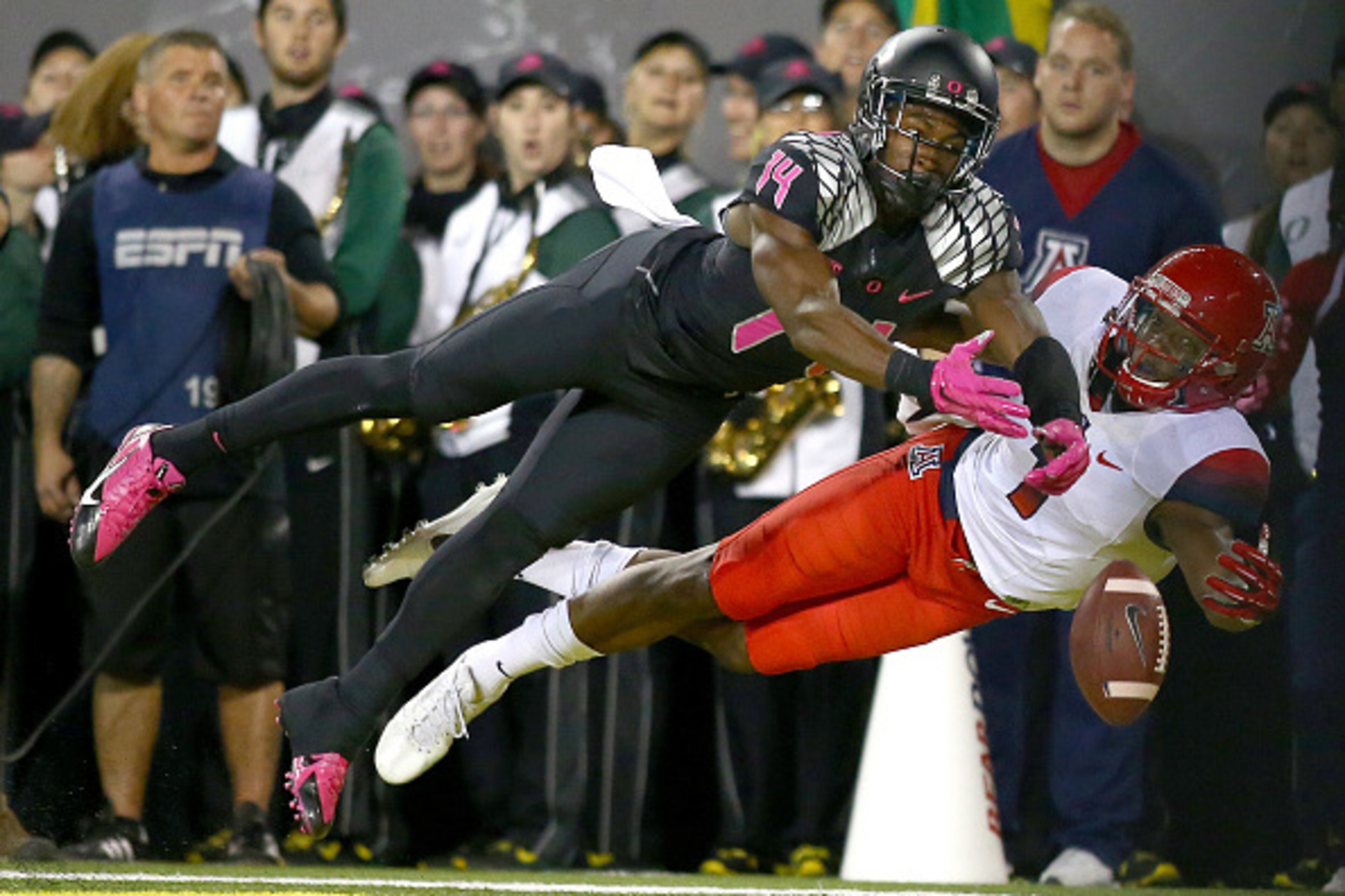 EUGENE, OR - OCTOBER 02: Ifo Ekpre-Olomu #14 of the Oregon Ducks breaks up a pass to Cayleb Jones #1 of the Arizona Wildcats at Autzen Stadium on October 2, 2014 in Eugene, Oregon. (Photo by Jonathan Ferrey/Getty Images) EUGENE, OR - OCTOBER 02: Ifo Ekpre-Olomu #14 of the Oregon Ducks breaks up a pass to Cayleb Jones #1 of the Arizona Wildcats at Autzen Stadium on October 2, 2014 in Eugene, Oregon. (Photo by Jonathan Ferrey/Getty Images)