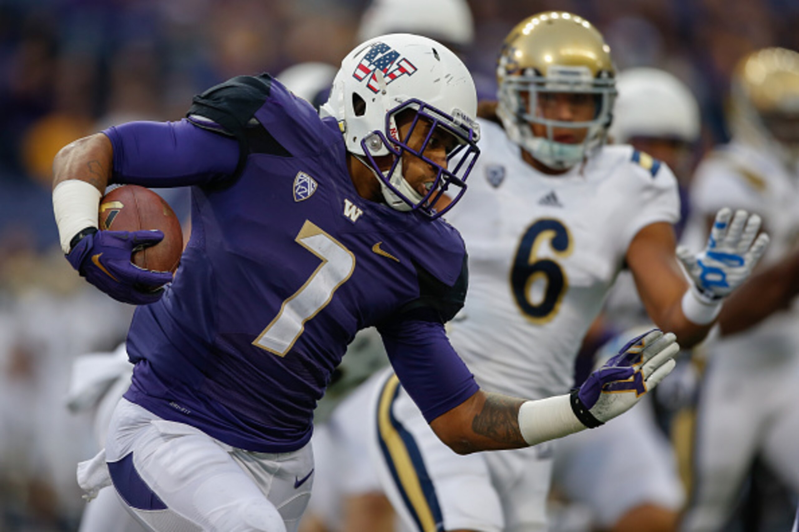 SEATTLE, WA - NOVEMBER 08:  Running back Shaq Thompson #7 of the Washington Huskies rushes against the UCLA Bruins on November 8, 2014 at Husky Stadium in Seattle, Washington.  (Photo by Otto Greule Jr/Getty Images)