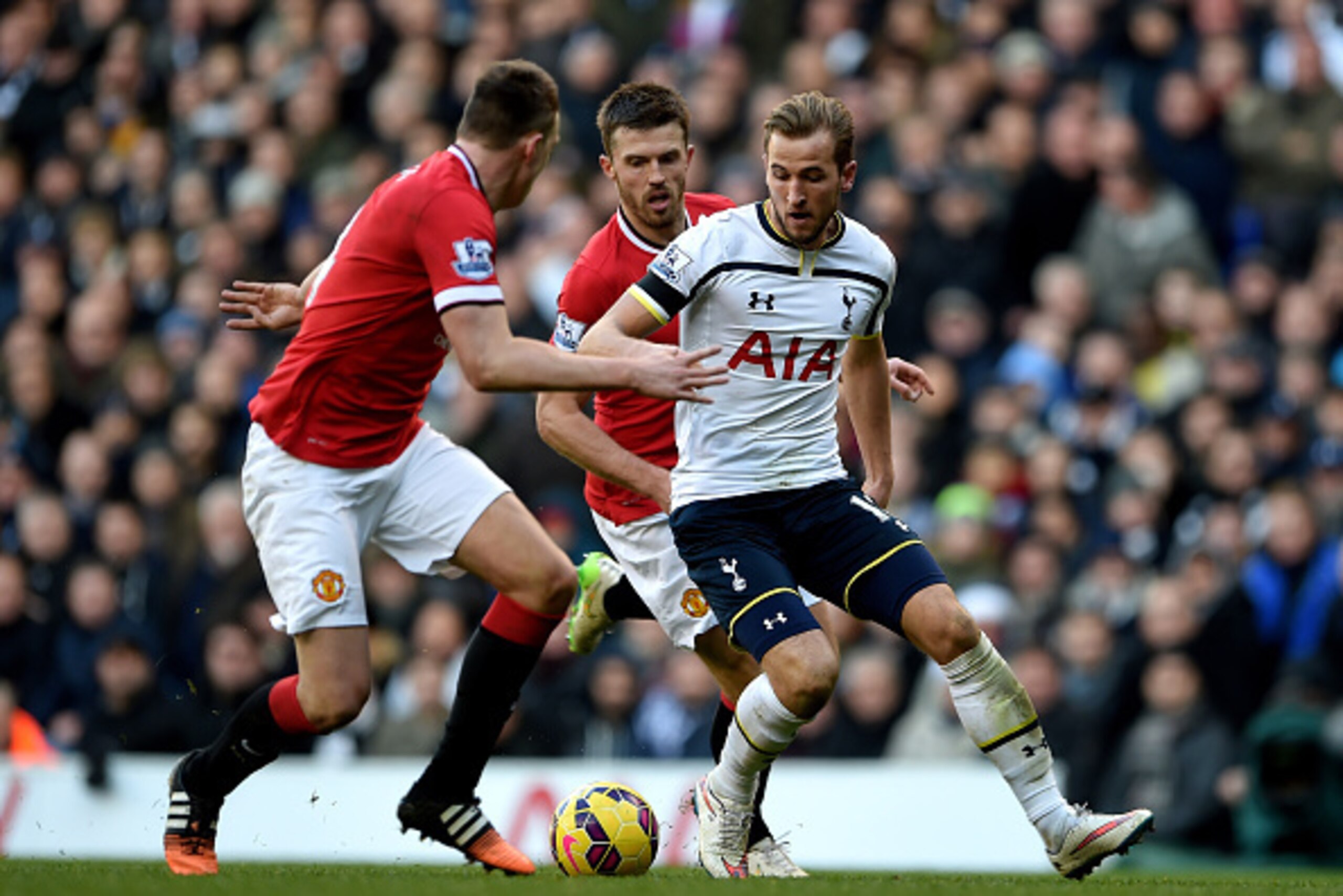 LONDON, ENGLAND - DECEMBER 28:  Harry Kane of Spurs is closed down by Phil Jones of Manchester United and Michael Carrick of Manchester United during the Barclays Premier League match between Tottenham Hotspur and Manchester United at White Hart Lane on D