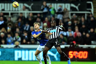 NEWCASTLE UPON TYNE, ENGLAND - DECEMBER 28:  Luke Garbutt of Everton and Moussa Sissoko of Newcastle United battle for the ball during the Barclays Premier League match between Newcastle United and Everton at St James' Park on December 28, 2014 in Newcast