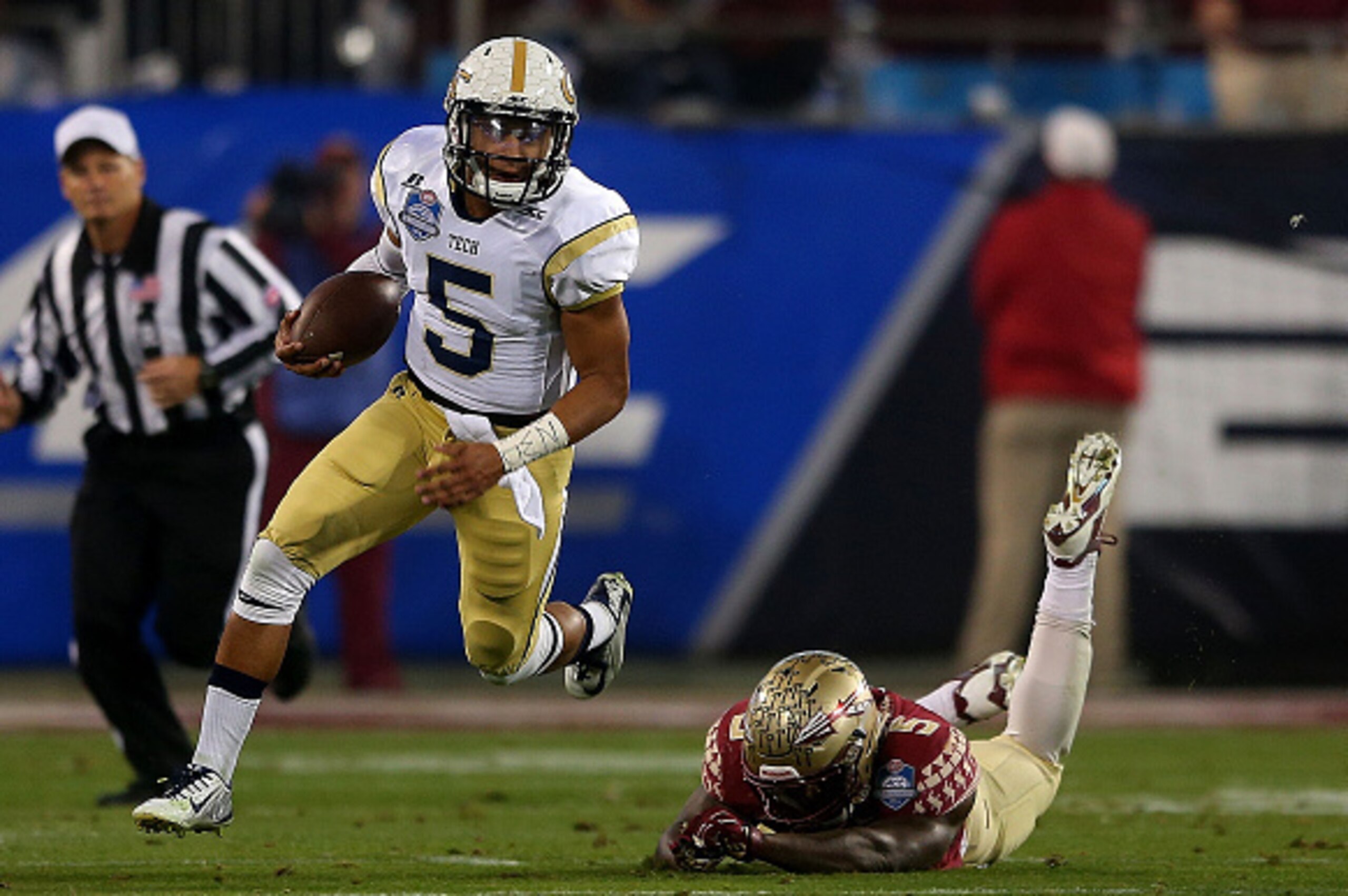 CHARLOTTE, NC - DECEMBER 06:  Justin Thomas #5 of the Georgia Tech Yellow Jackets runs from Reggie Northrup #5 of the Florida State Seminoles in the 1st half during the ACC Championship game  on December 6, 2014 in Charlotte, North Carolina.  (Photo by Mi