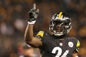 Dec 28, 2014; Pittsburgh, PA, USA; Pittsburgh Steelers running back Le'Veon Bell (26) celebrates a first down against the Cincinnati Bengals in the first half at Heinz Field. Mandatory Credit: Jason Bridge-USA TODAY Sports
