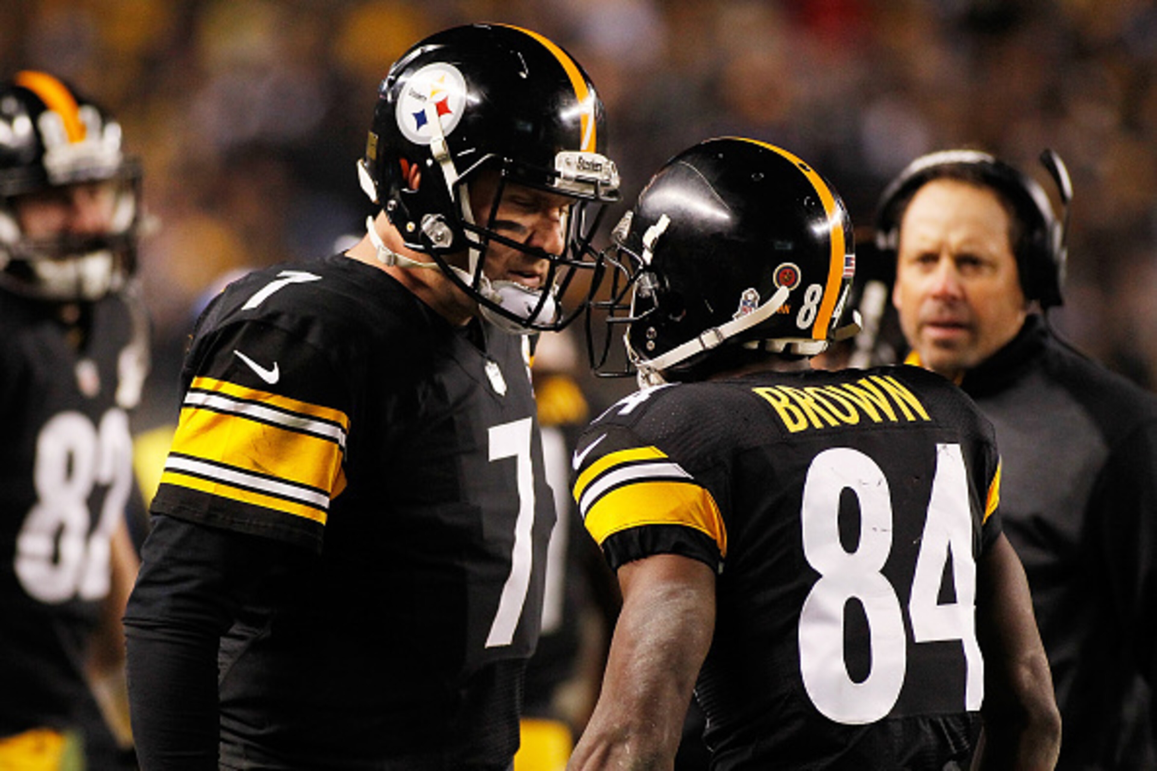 PITTSBURGH, PA - NOVEMBER 02: Antonio Brown #84 of the Pittsburgh Steelers celebrates his touchdown with Ben Roethlisberger #7 during the fourth quarter against the Baltimore Ravens at Heinz Field on November 2, 2014 in Pittsburgh, Pennsylvania. (Photo PITTSBURGH, PA - NOVEMBER 02: Antonio Brown #84 of the Pittsburgh Steelers celebrates his touchdown with Ben Roethlisberger #7 during the fourth quarter against the Baltimore Ravens at Heinz Field on November 2, 2014 in Pittsburgh, Pennsylvania. (Photo