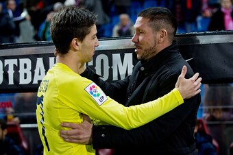 MADRID, SPAIN - DECEMBER 14: Head coach Diego Pablo Simeone (R) of Atletico de Madrid embraces Luciano Dario Vietto (L) of Villarreal CF prior to start the La Liga match between Club Atletico de Madrid and Villarreal CF at Vicente Calderon Stadium on Dece