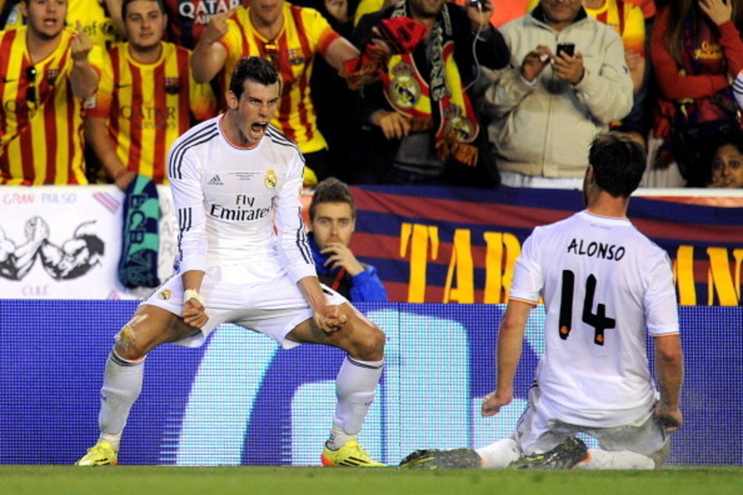 VALENCIA, SPAIN - APRIL 16:  Gareth Bale (L) of Real Madrid celebrates beside Xabi Alonso after scoring Real's 2nd goal during the Copa del Rey Final between Real Madrid and Barcelona at Estadio Mestalla on April 16, 2014 in Valencia, Spain.  (Photo by De