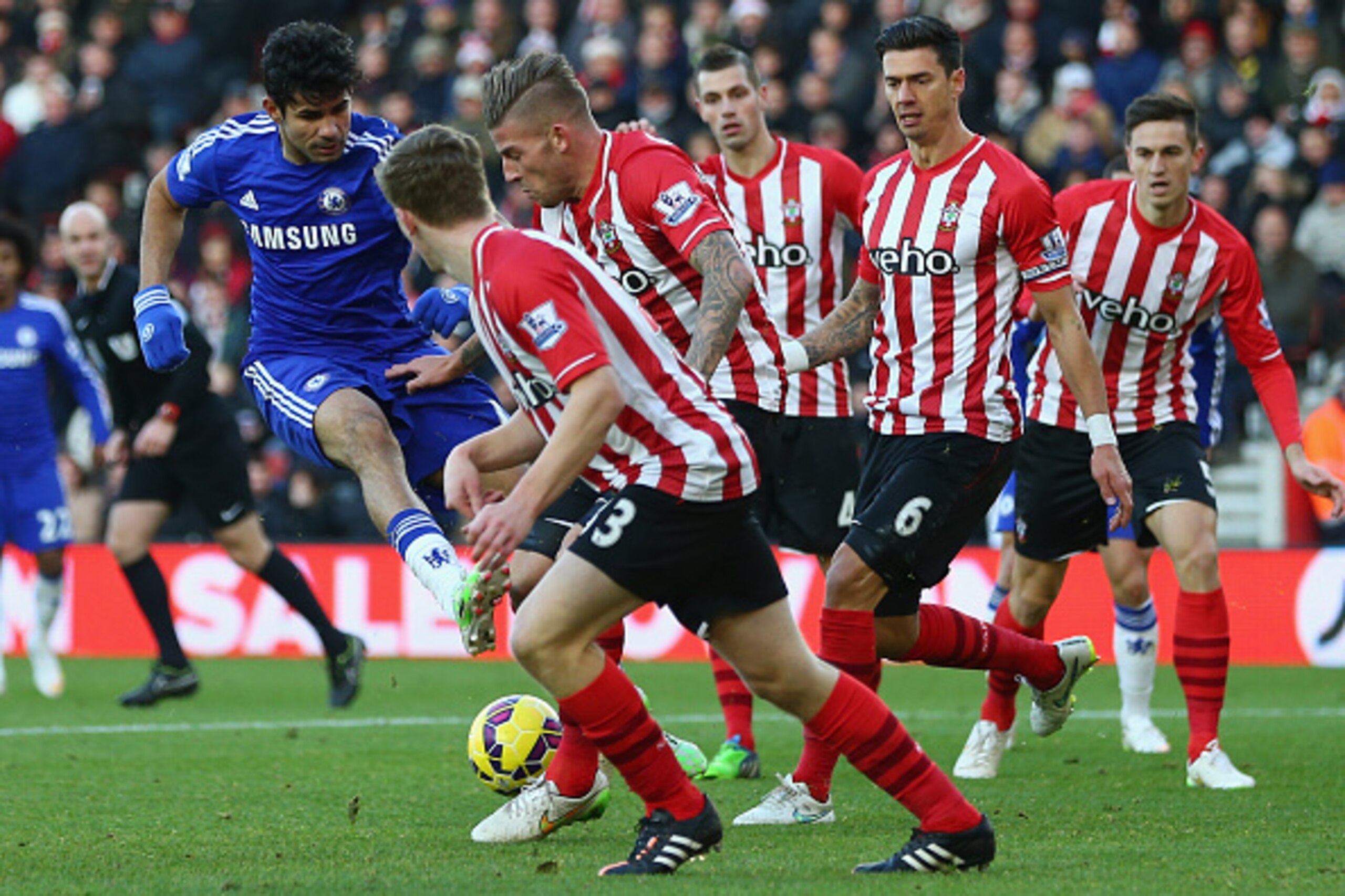 SOUTHAMPTON, ENGLAND - DECEMBER 28: Diego Costa (L) of Chelsea has a shot blocked by Toby Alderweireld of Southampton during the Barclays Premier League match between Southampton and Chelsea at St Mary's Stadium on December 28, 2014 in Southampton, Engla SOUTHAMPTON, ENGLAND - DECEMBER 28: Diego Costa (L) of Chelsea has a shot blocked by Toby Alderweireld of Southampton during the Barclays Premier League match between Southampton and Chelsea at St Mary's Stadium on December 28, 2014 in Southampton, Engla