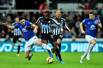 NEWCASTLE UPON TYNE, ENGLAND - DECEMBER 28:  Moussa Sissoko of Newcastle United is tackled by Gareth Barry of Everton during the Barclays Premier League match between Newcastle United and Everton at St James' Park on December 28, 2014 in Newcastle upon Ty