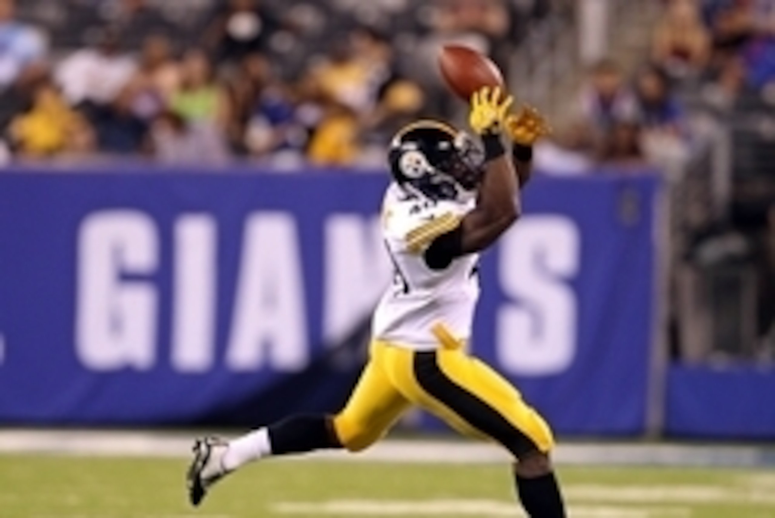 Aug 9, 2014; East Rutherford, NJ, USA; Pittsburgh Steelers running back Josh Harris (40) cant make the catch against the New York Giants during the second half at MetLife Stadium. Mandatory Credit: Adam Hunger-USA TODAY Sports
