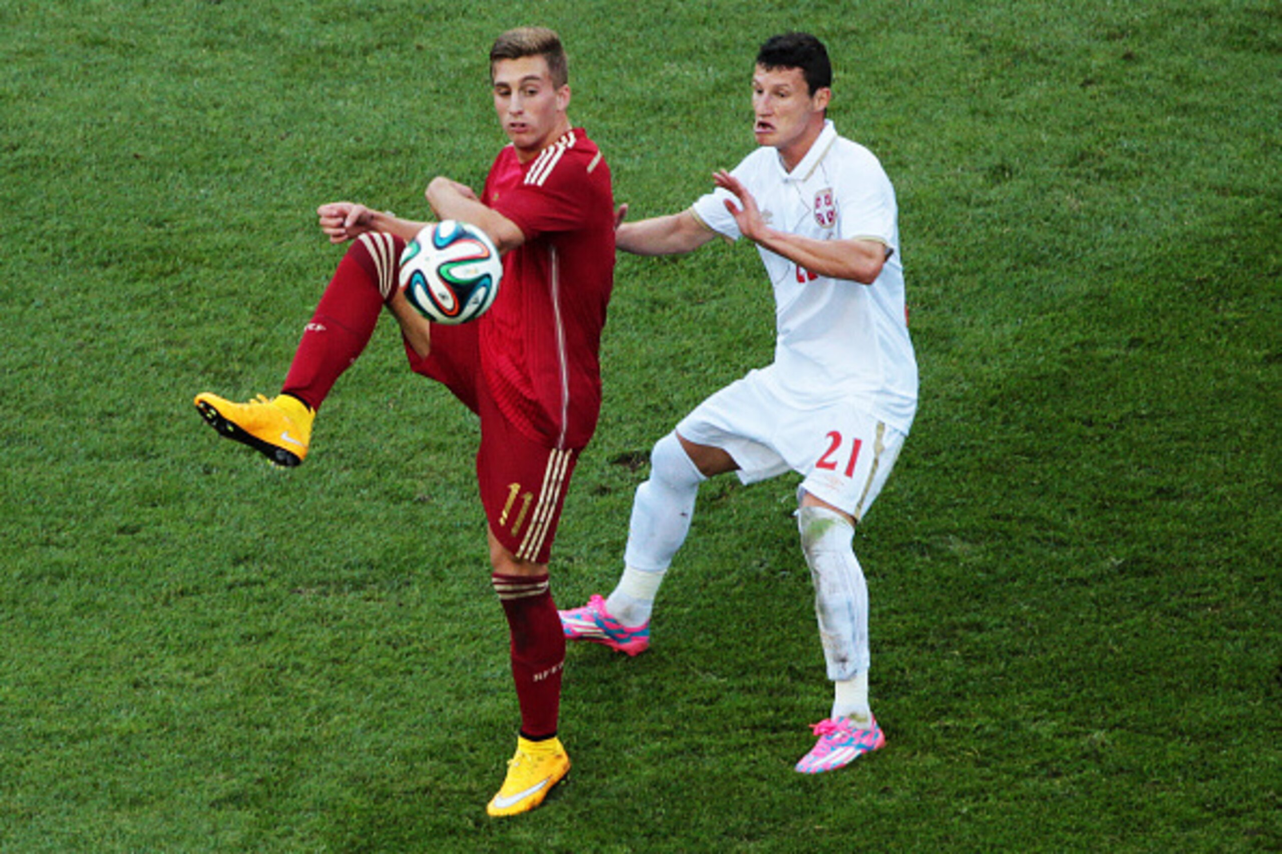 CADIZ, SPAIN - OCTOBER 14:  Gerard Deulofeu of Spain duels for the ball with Slavoljub Srnic of Serbia during the UEFA European Under-21 Championship play-off second leg match between Spain and Serbia at the Carranza Stadium on October 14, 2014 in Cadiz, 