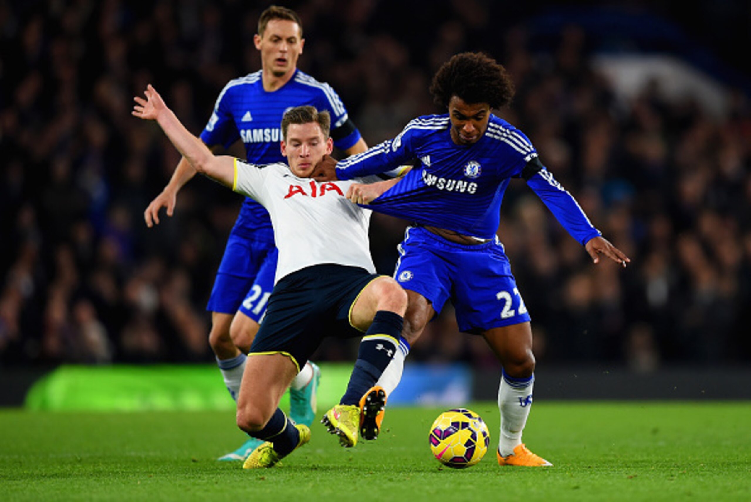 LONDON, ENGLAND - DECEMBER 03:  Jan Vertonghen of Spurs pulls on the shirt of Willian of Chelsea during the Barclays Premier League match between Chelsea and Tottenham Hotspur at Stamford Bridge on December 3, 2014 in London, England.  (Photo by Shaun Bot