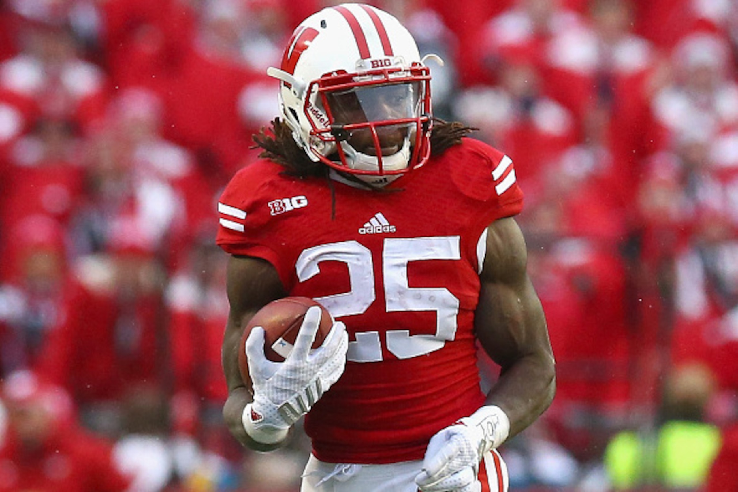 MADISON, WI - NOVEMBER 15:  Melvin Gordon #25 of the Wisconsin Badgers runs the ball against the Nebraska Cornhuskers at Camp Randall Stadium on November 15, 2014 in Madison, Wisconsin.  (Photo by Ronald Martinez/Getty Images)