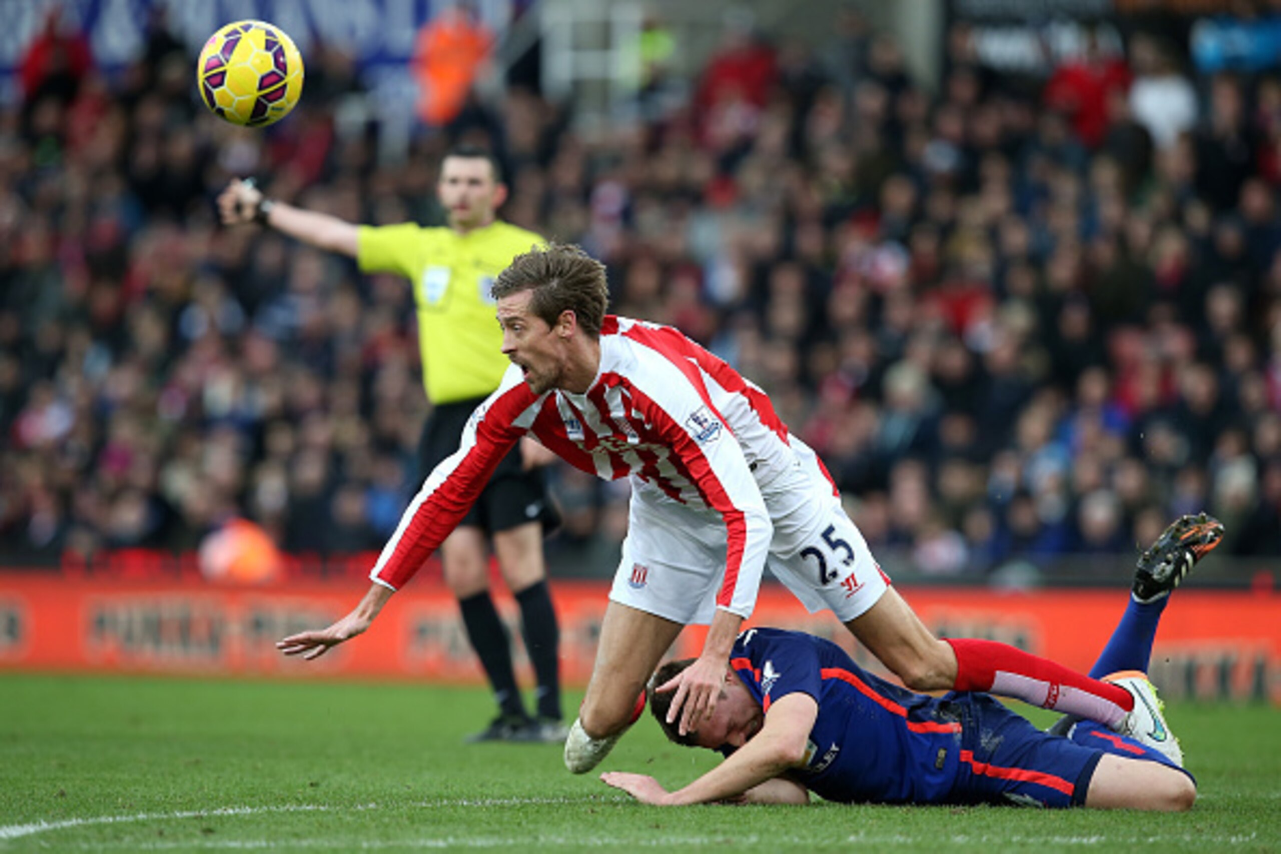 STOKE ON TRENT, ENGLAND - JANUARY 01:  Phil Jones of Manchester United tangles with Peter Crouch of Stoke City during the Barclays Premier League match between Stoke City and Manchester United at Britannia Stadium on January 1, 2015 in Stoke on Trent, Eng
