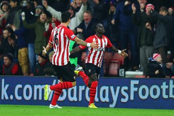 SOUTHAMPTON, ENGLAND - JANUARY 01:  Sadio Mane of Southampton (R) celebrates with team mate Jose Fonte (L) as he scores their first goal during the Barclays Premier League match between Southampton and Arsenal at St Mary's Stadium on January 1, 2015 in So