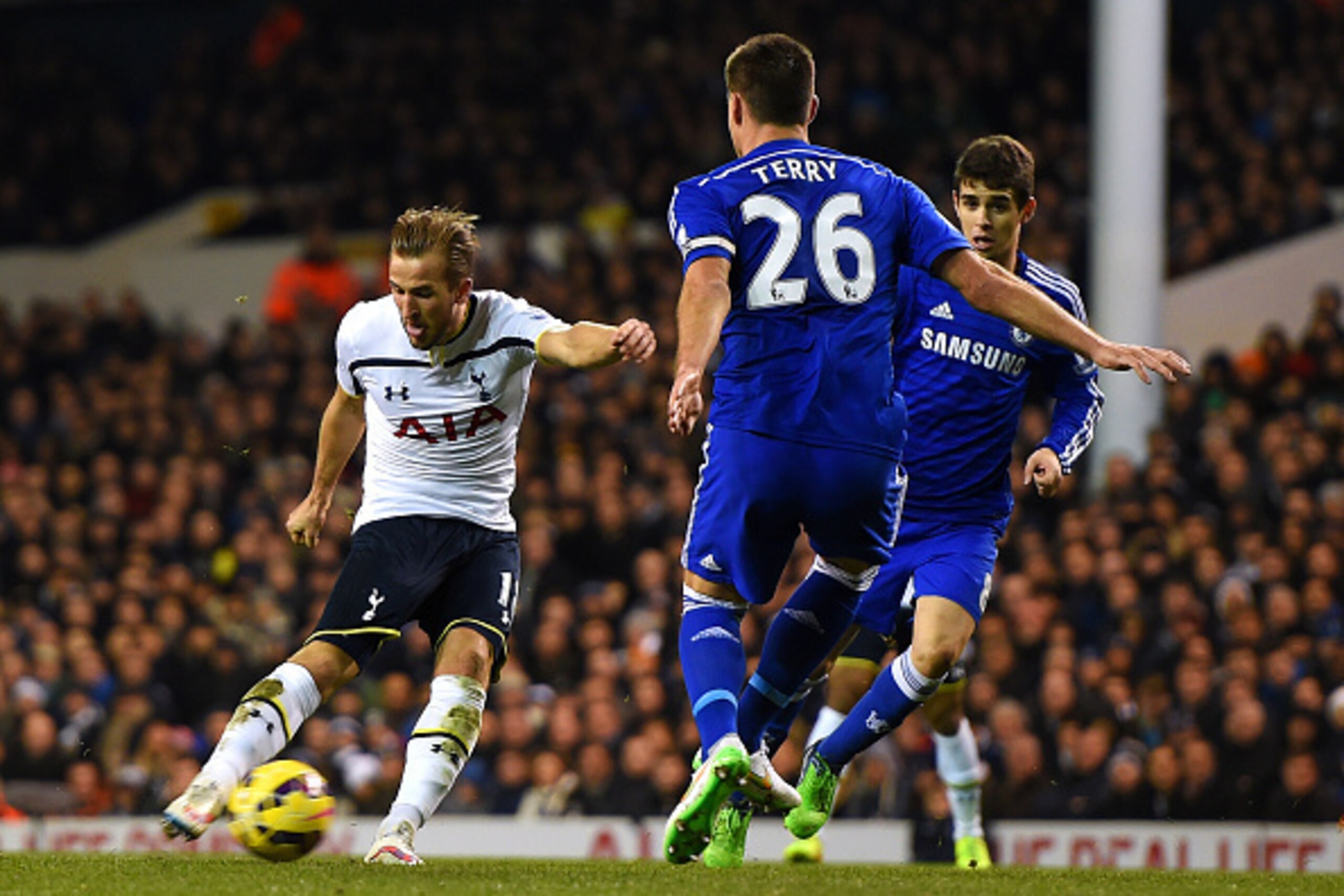 LONDON, ENGLAND - JANUARY 01:  Harry Kane of Spurs scores his team's first goal during the Barclays Premier League match between Tottenham Hotspur and Chelsea at White Hart Lane on January 1, 2015 in London, England.  (Photo by Michael Regan/Getty Images)