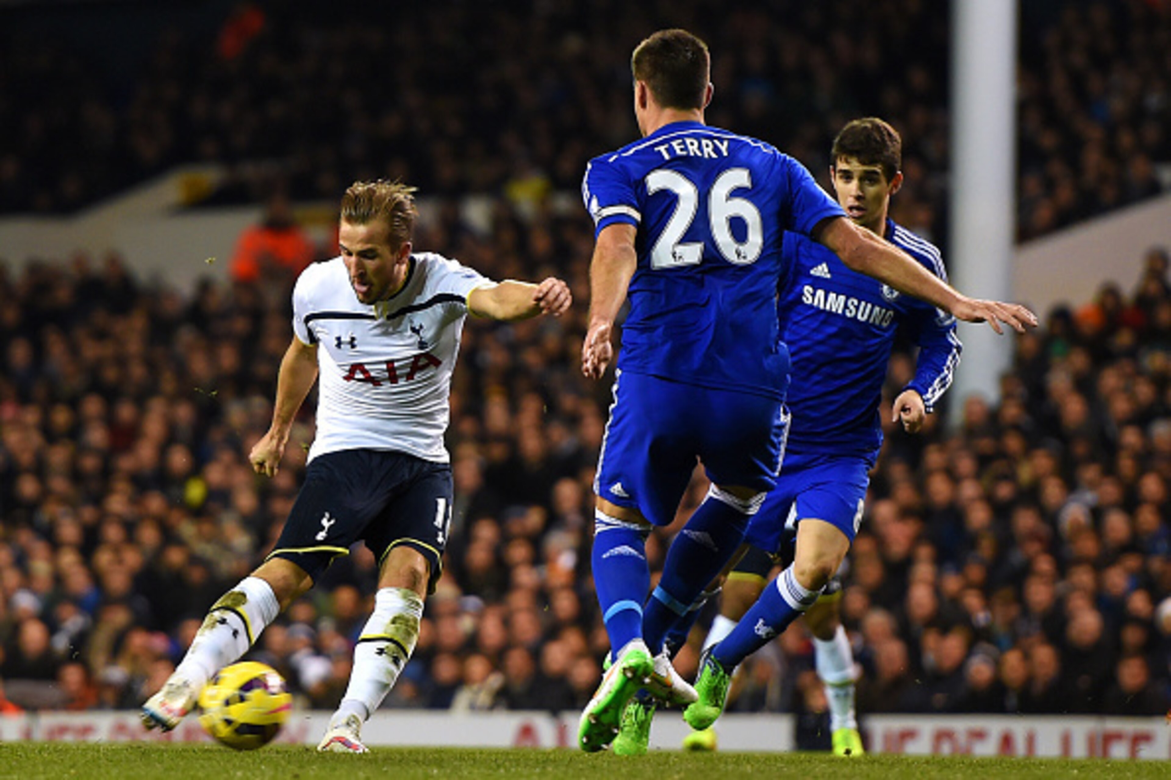 LONDON, ENGLAND - JANUARY 01: Harry Kane of Spurs scores his team's first goal during the Barclays Premier League match between Tottenham Hotspur and Chelsea at White Hart Lane on January 1, 2015 in London, England. (Photo by Michael Regan/Getty Images) LONDON, ENGLAND - JANUARY 01: Harry Kane of Spurs scores his team's first goal during the Barclays Premier League match between Tottenham Hotspur and Chelsea at White Hart Lane on January 1, 2015 in London, England. (Photo by Michael Regan/Getty Images)