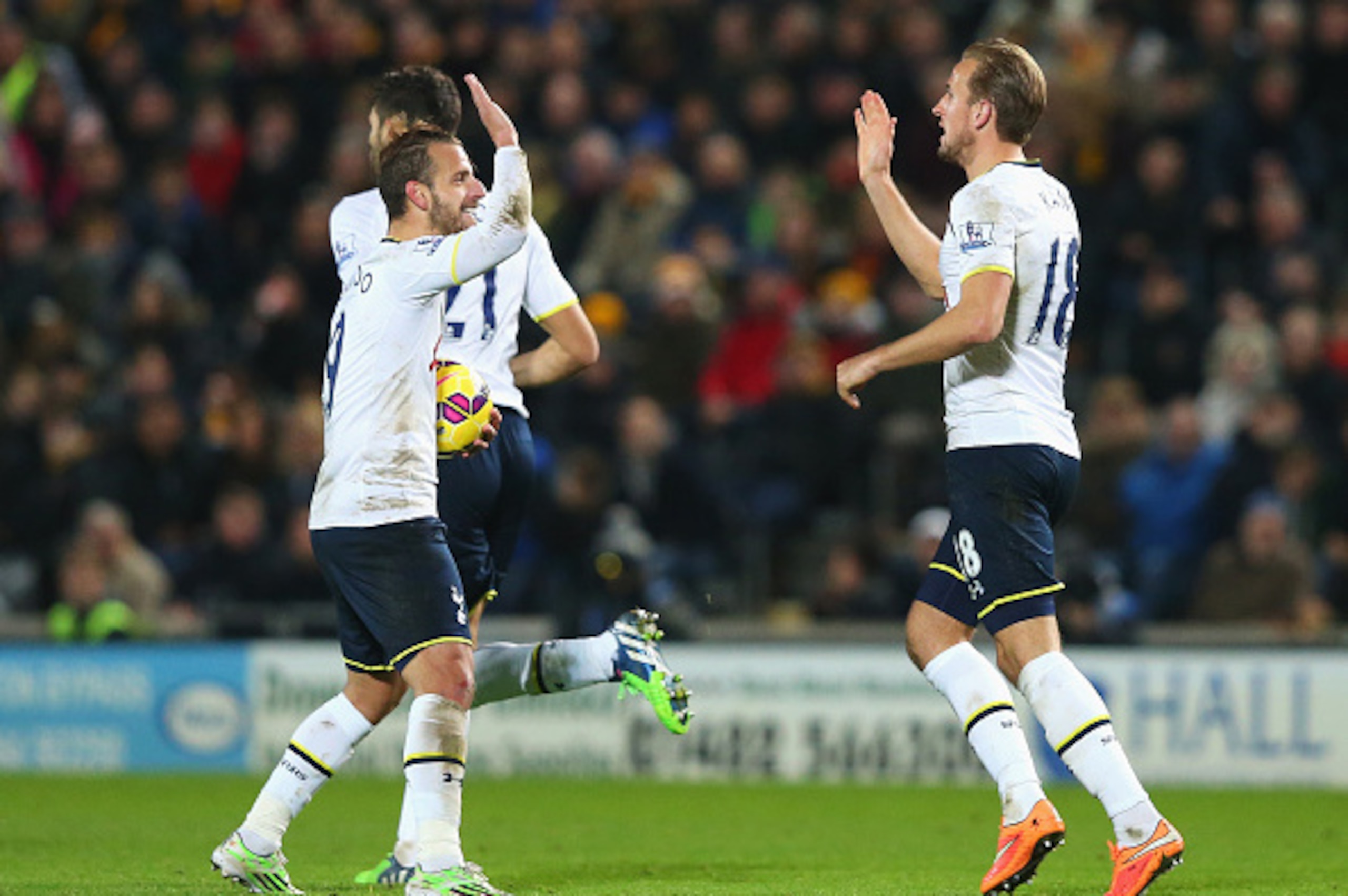 HULL, ENGLAND - NOVEMBER 23:  Harry Kane (R) of Tottenham Hotspur celebrates his goal with Roberto Soldado during the Barclays Premier League match between Hull City and Tottenham Hotspur at KC Stadium on November 23, 2014 in Hull, England.  (Photo by Ale