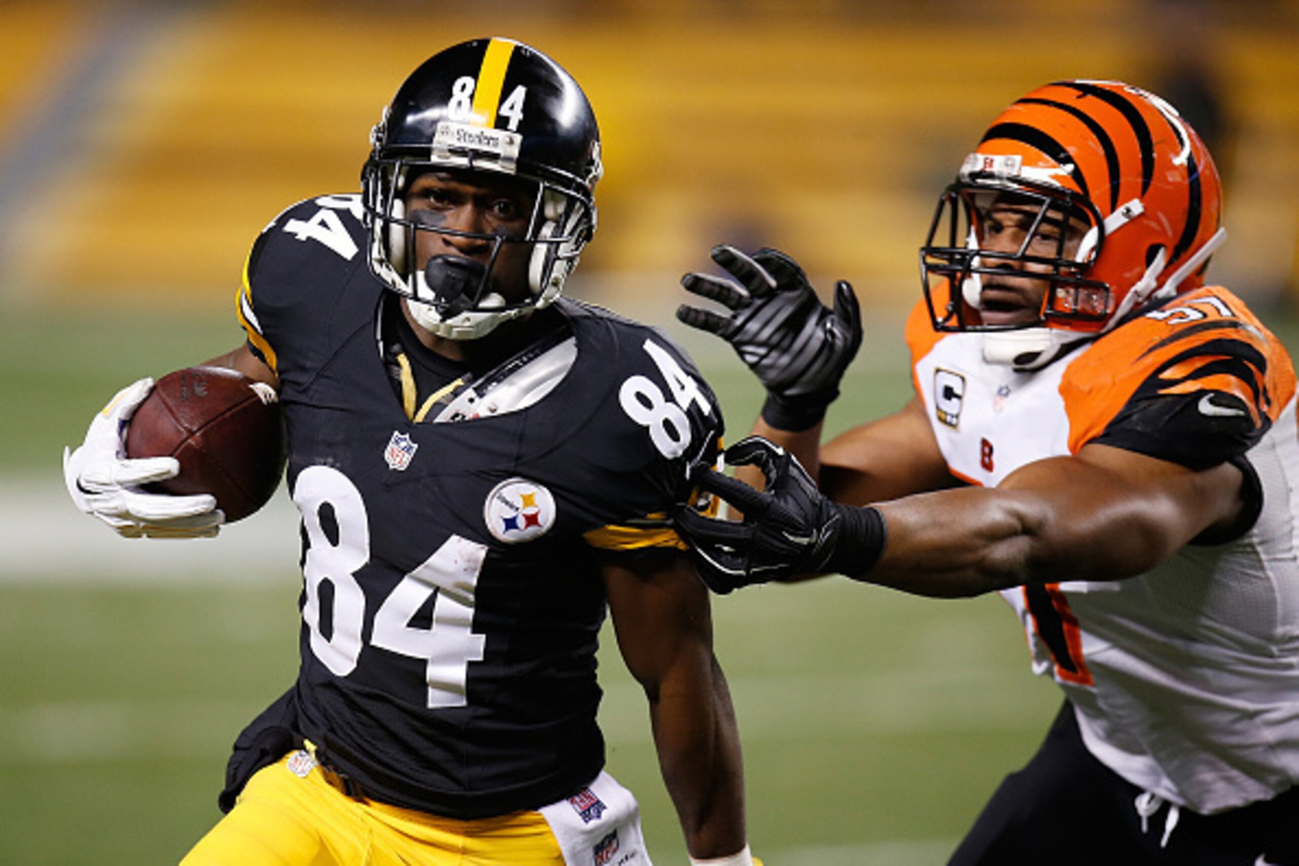 PITTSBURGH, PA - DECEMBER 28: Antonio Brown #84 of the Pittsburgh Steelers gets past the defense of Vincent Rey #57 of the Cincinnati Bengals during the second quarter at Heinz Field on December 28, 2014 in Pittsburgh, Pennsylvania. (Photo by Gregory Sh PITTSBURGH, PA - DECEMBER 28: Antonio Brown #84 of the Pittsburgh Steelers gets past the defense of Vincent Rey #57 of the Cincinnati Bengals during the second quarter at Heinz Field on December 28, 2014 in Pittsburgh, Pennsylvania. (Photo by Gregory Sh