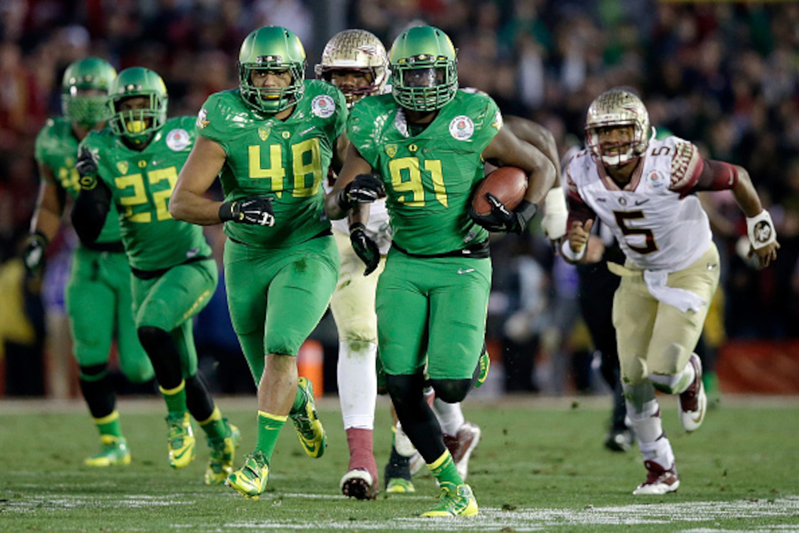 PASADENA, CA - JANUARY 01:  Linebacker Tony Washington #91 of the Oregon Ducks runs back a fumble by quarterback Jameis Winston #5 of the Florida State Seminoles for a 58-yard touchdown in the third quarter of the College Football Playoff Semifinal at the