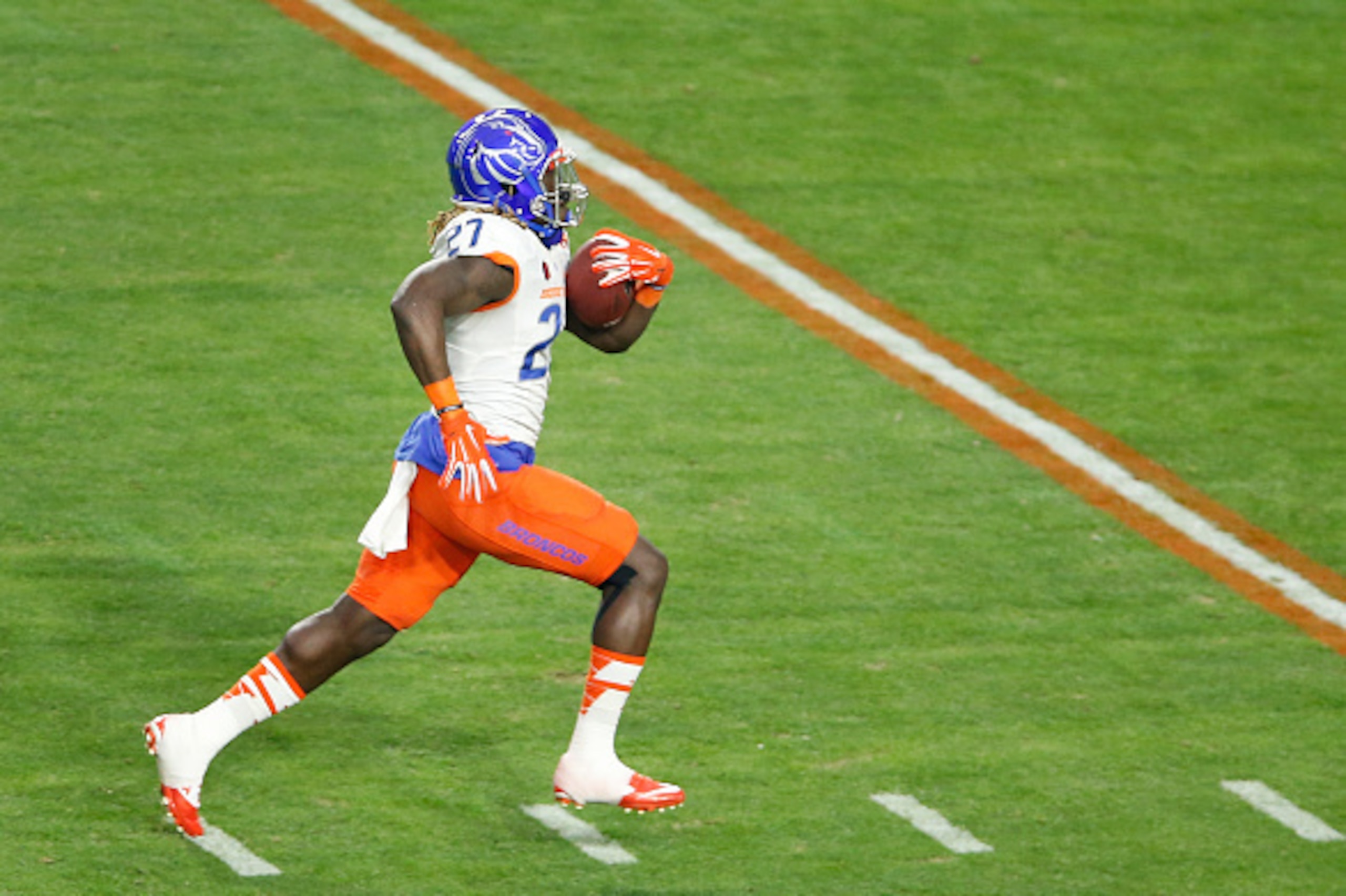 GLENDALE, AZ - DECEMBER 31:  Running back Jay Ajayi #27 of the Boise State Broncos rushes the football en route to scoring a 56 yard touchdown against the Arizona Wildcats during the frist quarter of the Vizio Fiesta Bowl at University of Phoenix Stadium 