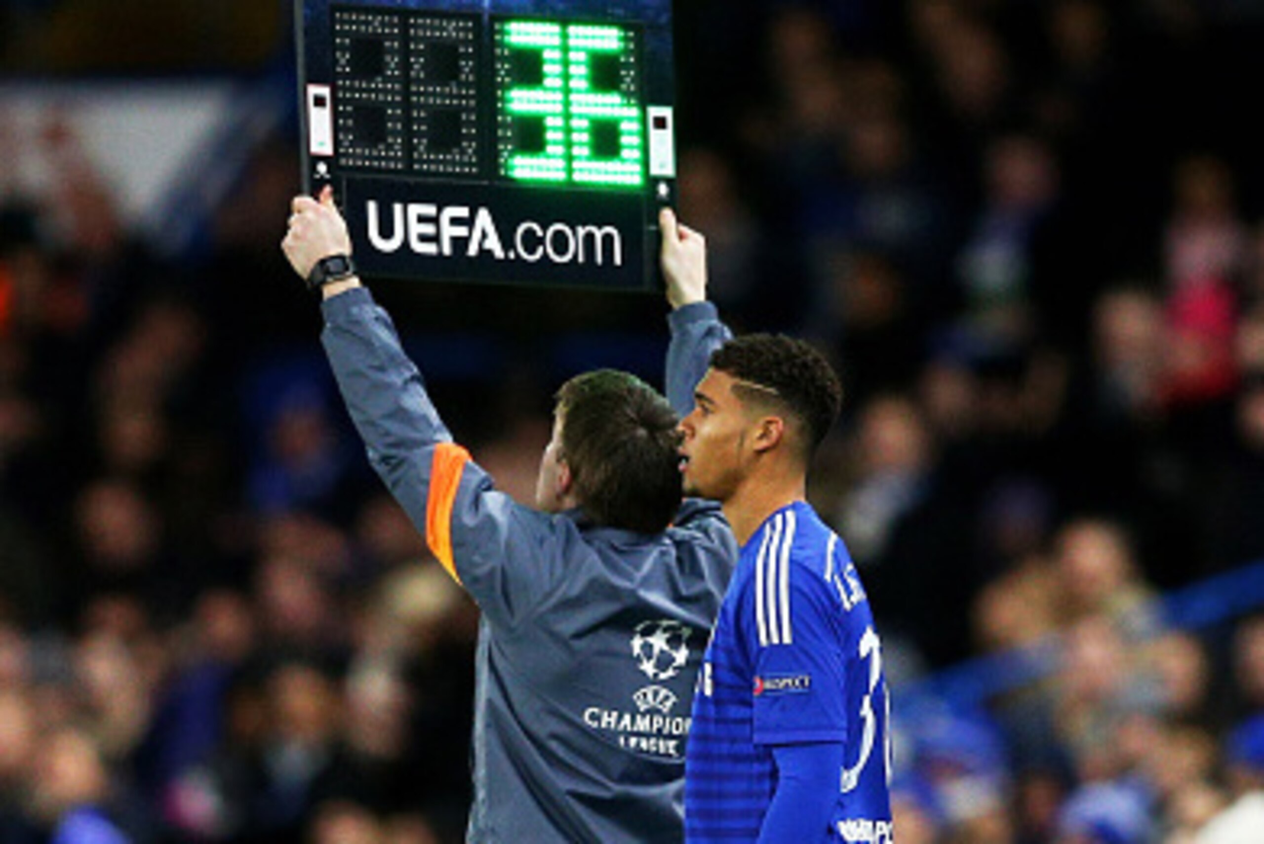 LONDON, ENGLAND - DECEMBER 10:  Ruben Loftus-Cheek of Chelsea comes on as a second half substitute for Cesc Fabregas of Chelsea during the UEFA Champions League group G match between Chelsea and Sporting Clube de Portugal at Stamford Bridge on December 10