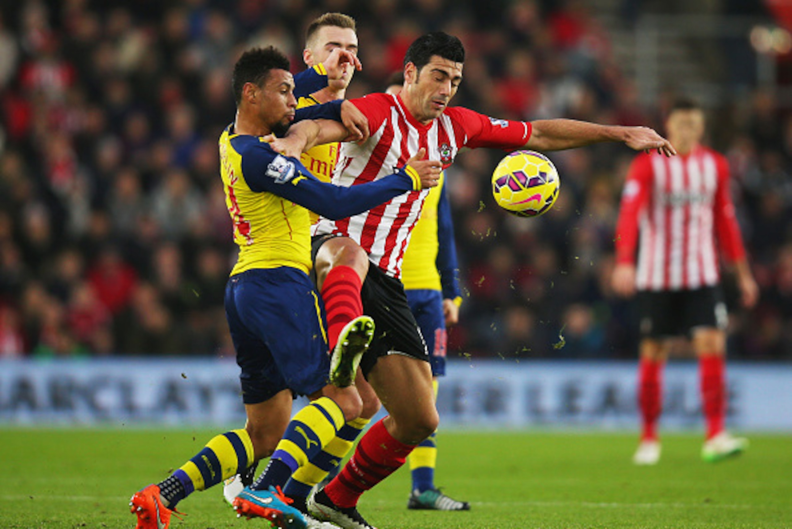 SOUTHAMPTON, ENGLAND - JANUARY 01:  Graziano Pelle of Southampton battlles with Calum Chambers (C) and Francis Coquelin of Arsenal (L) during the Barclays Premier League match between Southampton and Arsenal at St Mary's Stadium on January 1, 2015 in Sout