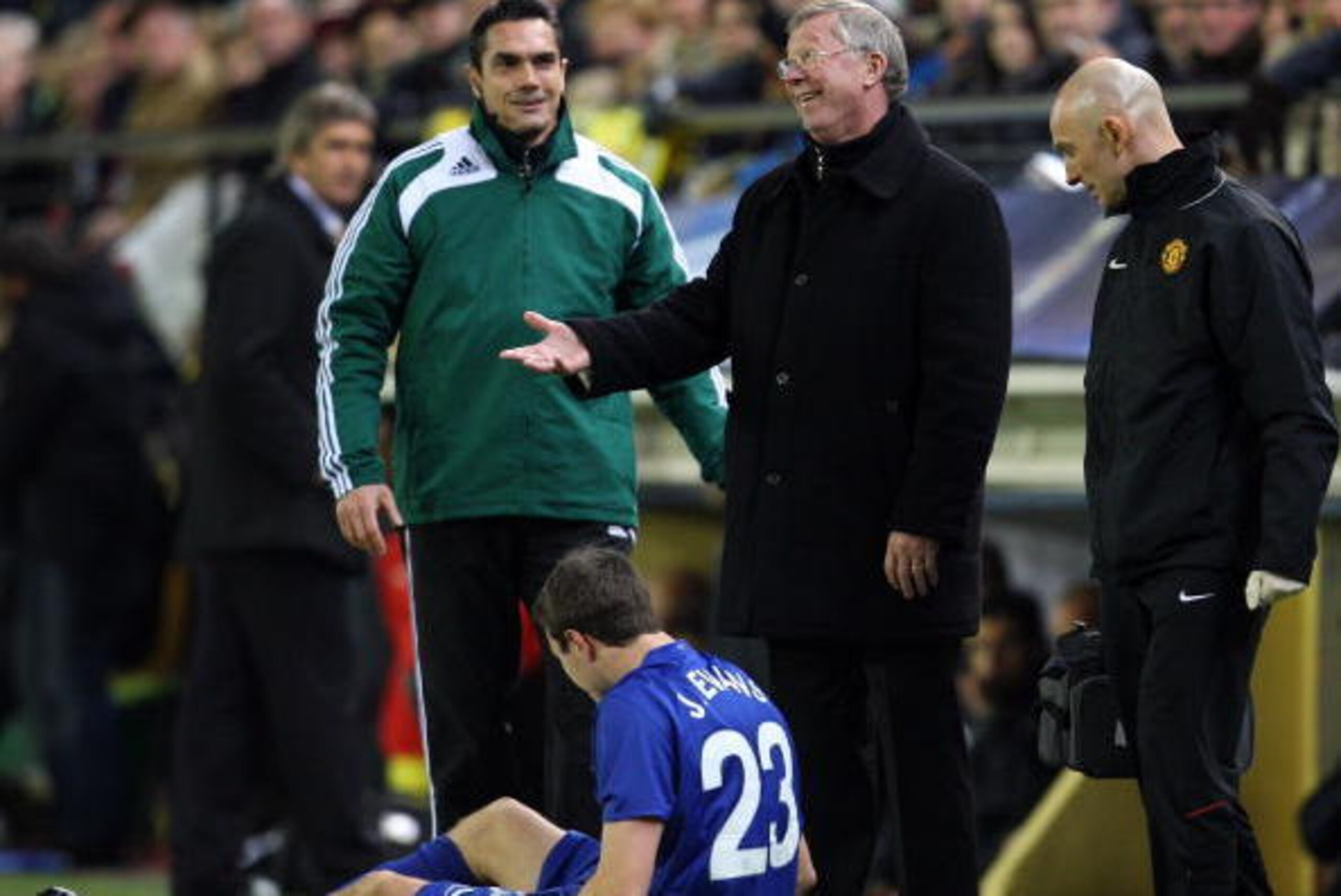 VILLARREAL, SPAIN - NOVEMBER 25:  Sir Alex Ferguson (2nd R), coach of Manchester United, reacts after a foul on Jonny Evans (Bottem C) during the UEFA Champions League Group E match between Villarreal and Manchester United at the El Madrigal stadium on No