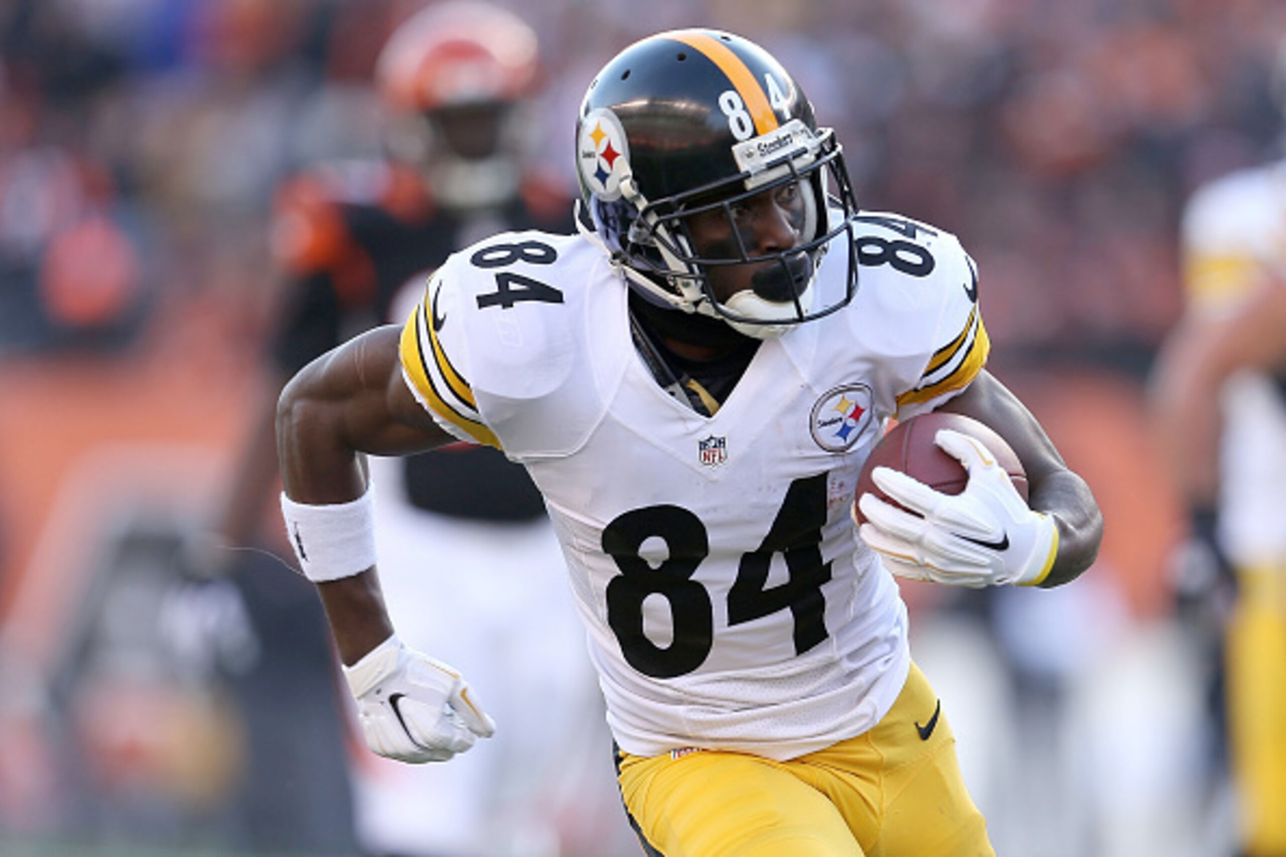 CINCINNATI, OH - DECEMBER 7:  Antonio Brown #84 of the Pittsburgh Steelers carries the ball during the second quarter of the game against the Cincinnati Bengals at Paul Brown Stadium on December 7, 2014 in Cincinnati, Ohio. (Photo by Andy Lyons/Getty Imag