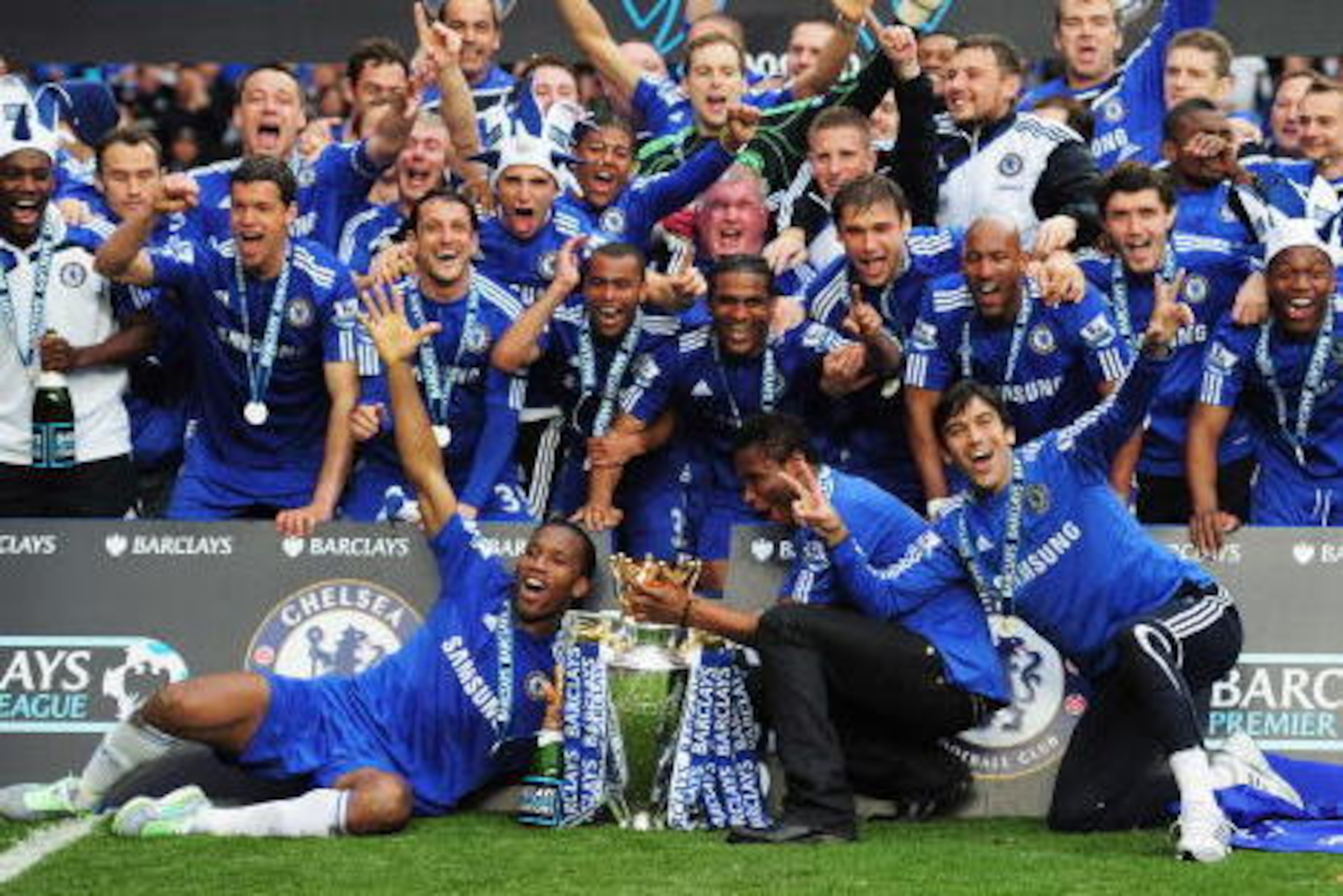 LONDON, ENGLAND - MAY 09: Chelsea players celebrate with the trophy after the Barclays Premier League match between Chelsea and Wigan Athletic at Stamford Bridge on May 9, 2010 in London, England. Chelsea won 8-0 to win the title. (Photo by Shaun Botter LONDON, ENGLAND - MAY 09: Chelsea players celebrate with the trophy after the Barclays Premier League match between Chelsea and Wigan Athletic at Stamford Bridge on May 9, 2010 in London, England. Chelsea won 8-0 to win the title. (Photo by Shaun Botter