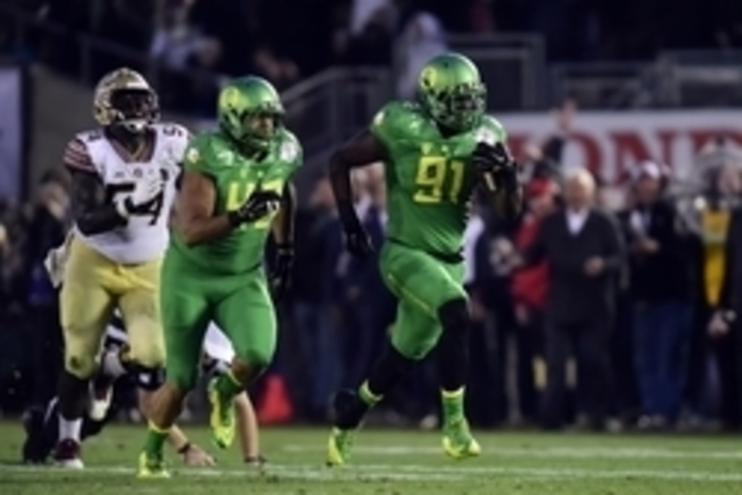 Jan 1, 2015; Pasadena, CA, USA; Oregon Ducks linebacker Tony Washington (91) recovers a fumble from Florida State Seminoles quarterback Jameis Winston (5) to run in a touchdown during the second half in the 2015 Rose Bowl college football game at Rose Bow Jan 1, 2015; Pasadena, CA, USA; Oregon Ducks linebacker Tony Washington (91) recovers a fumble from Florida State Seminoles quarterback Jameis Winston (5) to run in a touchdown during the second half in the 2015 Rose Bowl college football game at Rose Bow