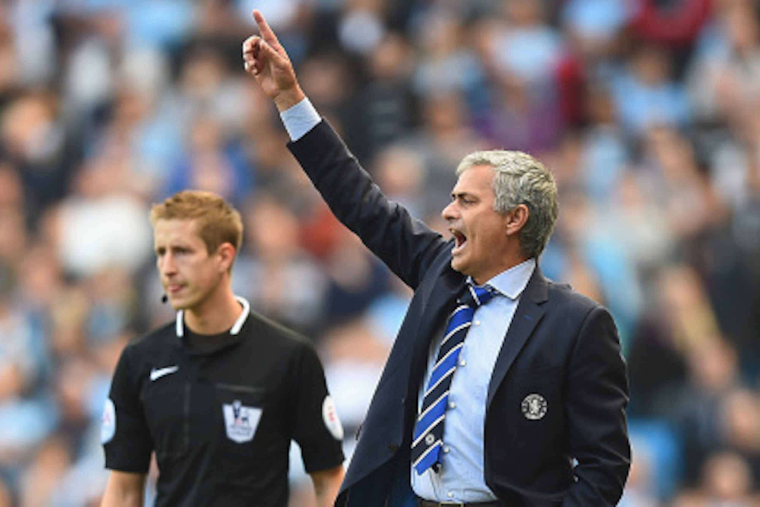 MANCHESTER, ENGLAND - SEPTEMBER 21:  Jose Mourinho of Chelsea gives out instructions during the Barclays Premier League match between Manchester City and Chelsea at Etihad Stadium on September 21, 2014 in Manchester, England.  (Photo by Laurence Griffiths