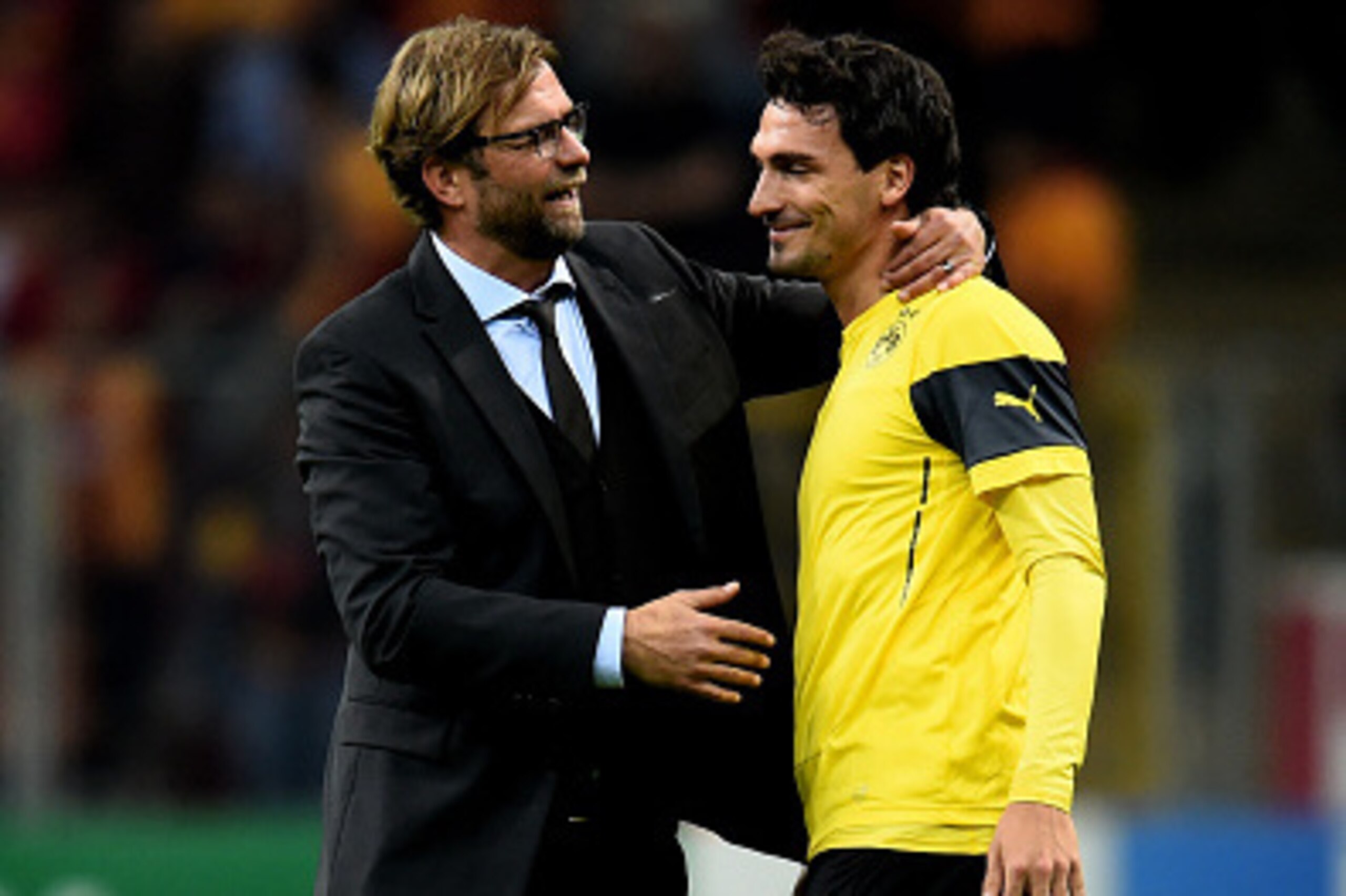 ISTANBUL, TURKEY - OCTOBER 22:  Jurgen Klopp the manager of Borussia Dortmund speaks with Mats Hummels of Borussia Dortmund prior to kickoff during UEFA Champions League Group D match between Galatasaray and Borussia Dortmund at Turk Telekom Arena on Octo