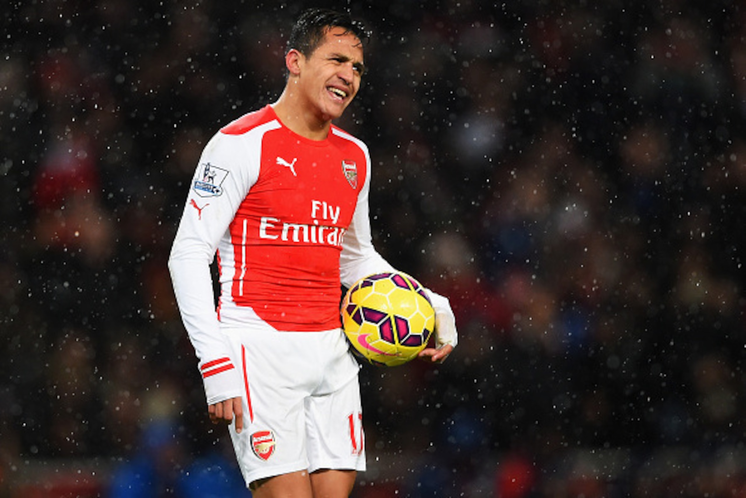 LONDON, ENGLAND - DECEMBER 26:  Alexis Sanchez of Arsenal gathers the ball during the Barclays Premier League match between Arsenal and Queens Park Rangers at Emirates Stadium on December 26, 2014 in London, England.  (Photo by Shaun Botterill/Getty Image