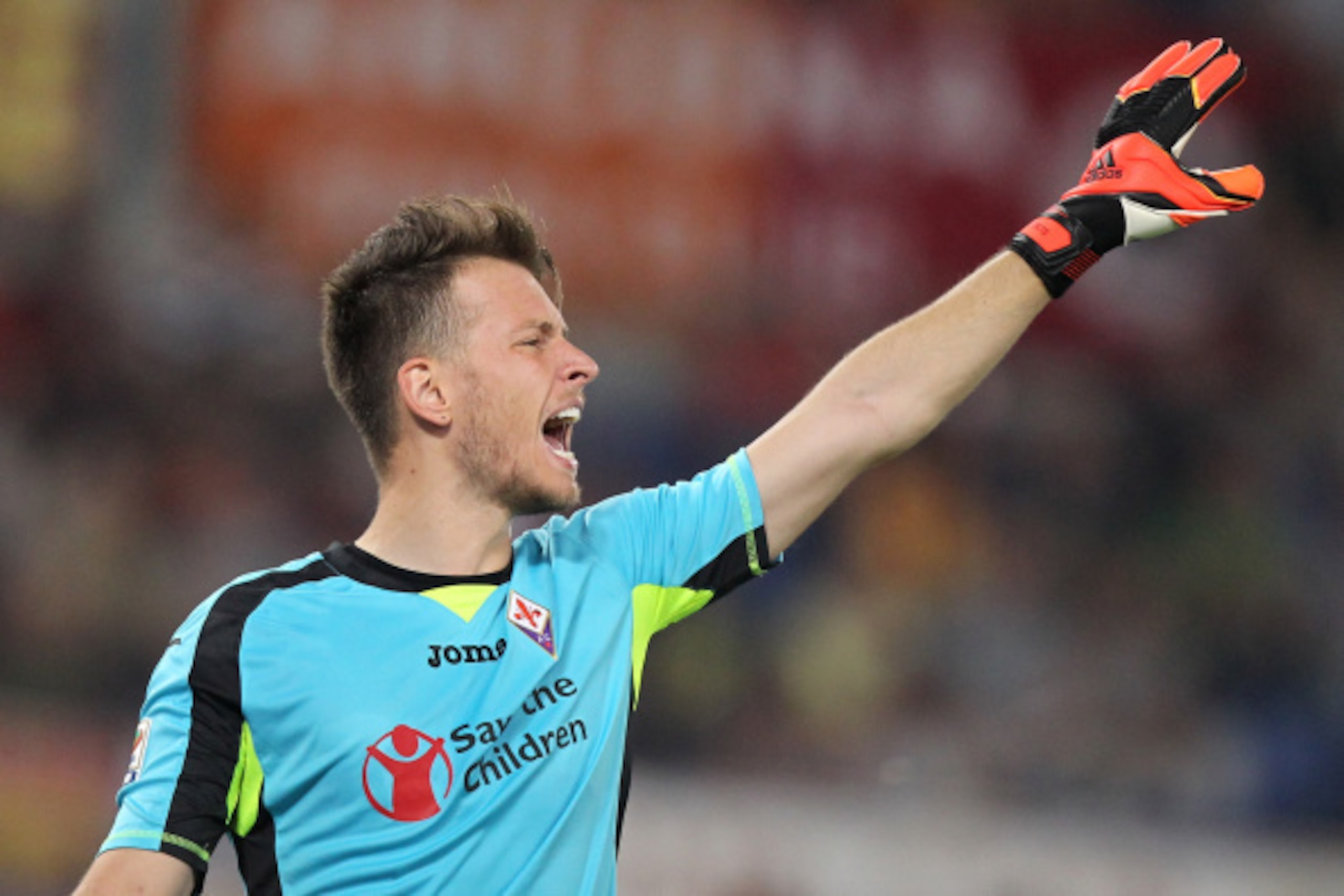 ROME, ITALY - AUGUST 30:  ACF Fiorentina goalkeeper Neto in action during the Serie A match between AS Roma and ACF Fiorentina at Stadio Olimpico on August 30, 2014 in Rome, Italy.  (Photo by Paolo Bruno/Getty Images)