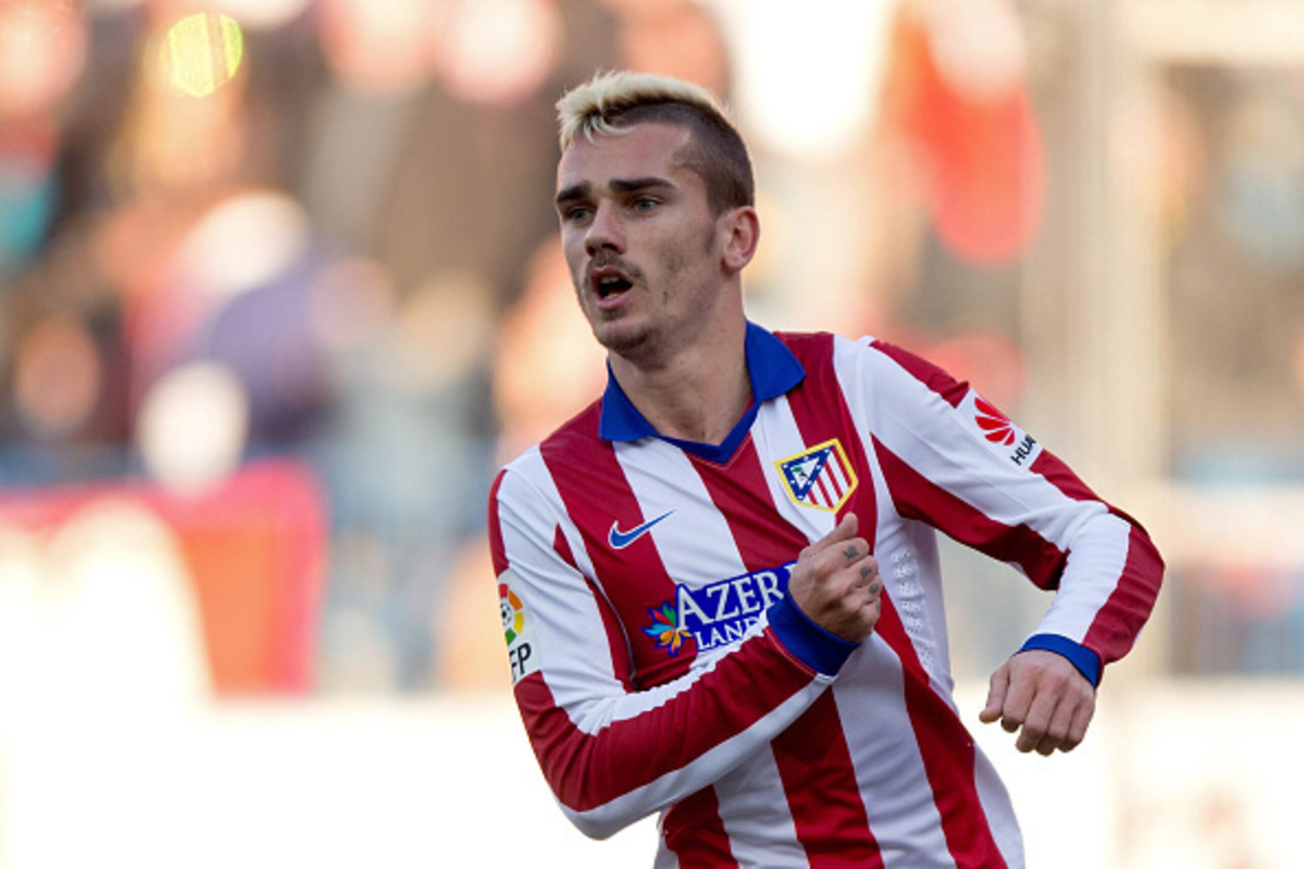 MADRID, SPAIN - JANUARY 03:  Antoine Griezmann of Atletico de Madrid celebrates scoring their opening goal during the La Liga match between Club Atletico de Madrid and Levante UD at Vicente Calderon Stadium on January 3, 2015 in Madrid, Spain.  (Photo by 