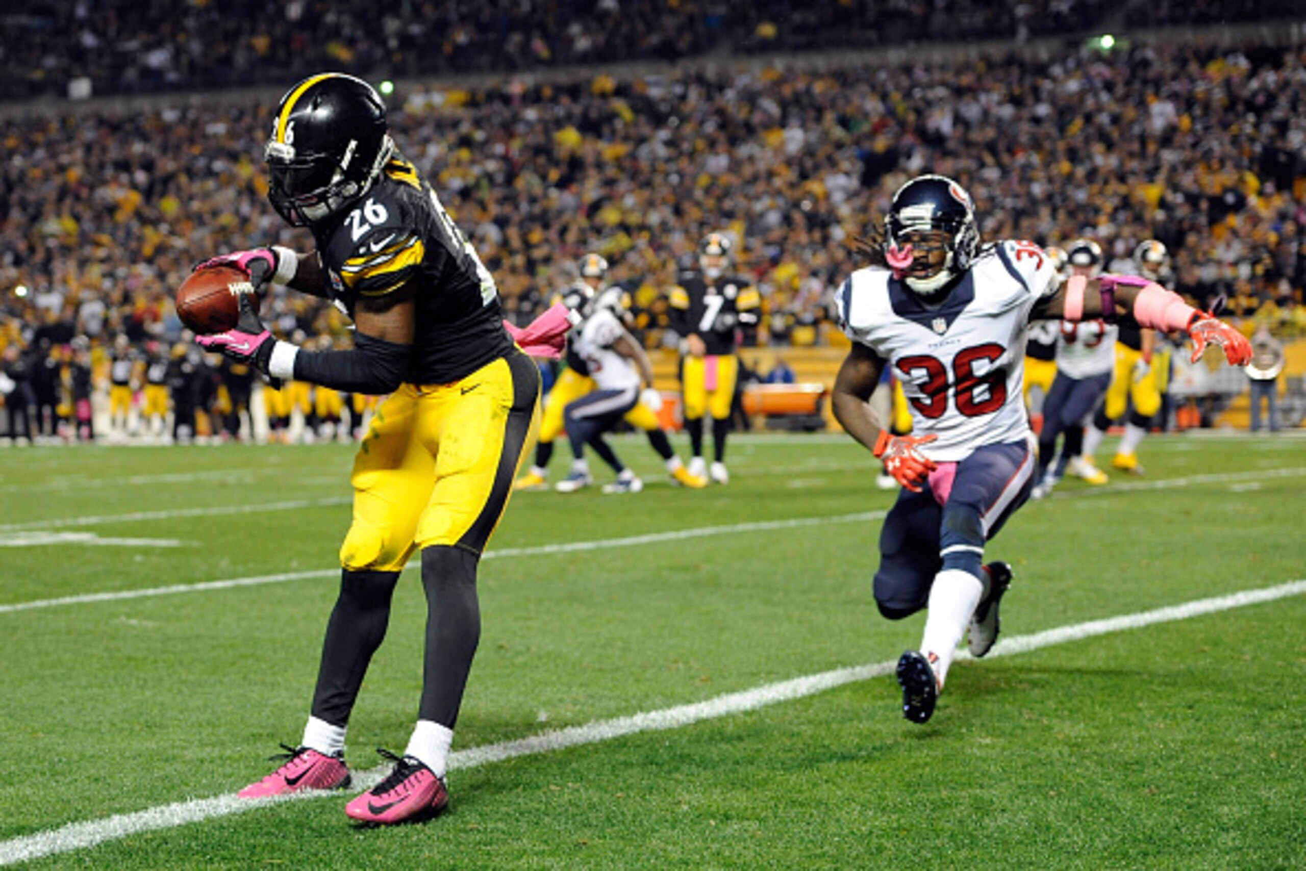 PITTSBURGH, PA - OCTOBER 20: Le'Veon Bell #26 of the Pittsburgh Steelers catches a 2 yard pass in the second quarter thrown by Ben Roethlisberger #7 against D.J. Swearinger #36 of the Houston Texans during their game at Heinz Field on October 20, 2014 in PITTSBURGH, PA - OCTOBER 20: Le'Veon Bell #26 of the Pittsburgh Steelers catches a 2 yard pass in the second quarter thrown by Ben Roethlisberger #7 against D.J. Swearinger #36 of the Houston Texans during their game at Heinz Field on October 20, 2014 in