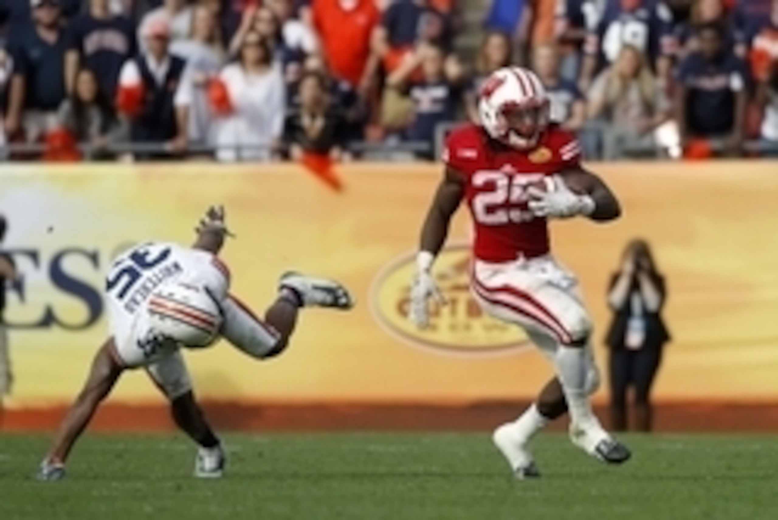 Jan 1, 2015; Tampa, FL, USA; Wisconsin Badgers running back Melvin Gordon (25) runs with the ball against the Auburn Tigers during the second half in the 2015 Outback Bowl at Raymond James Stadium. Wisconsin Badgers defeated the Auburn Tigers 34-31 in ove