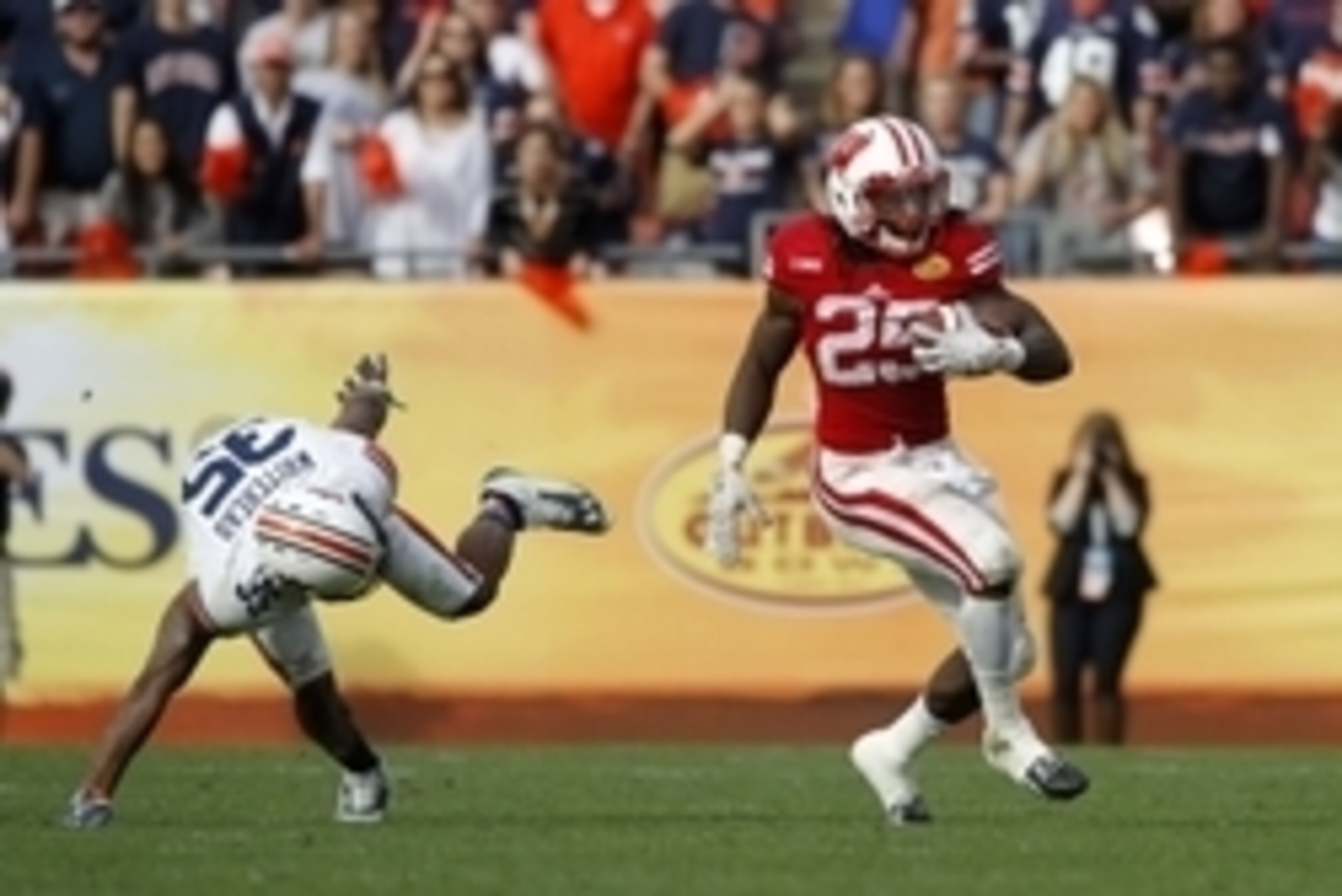 Jan 1, 2015; Tampa, FL, USA; Wisconsin Badgers running back Melvin Gordon (25) runs with the ball against the Auburn Tigers during the second half in the 2015 Outback Bowl at Raymond James Stadium. Wisconsin Badgers defeated the Auburn Tigers 34-31 in ove