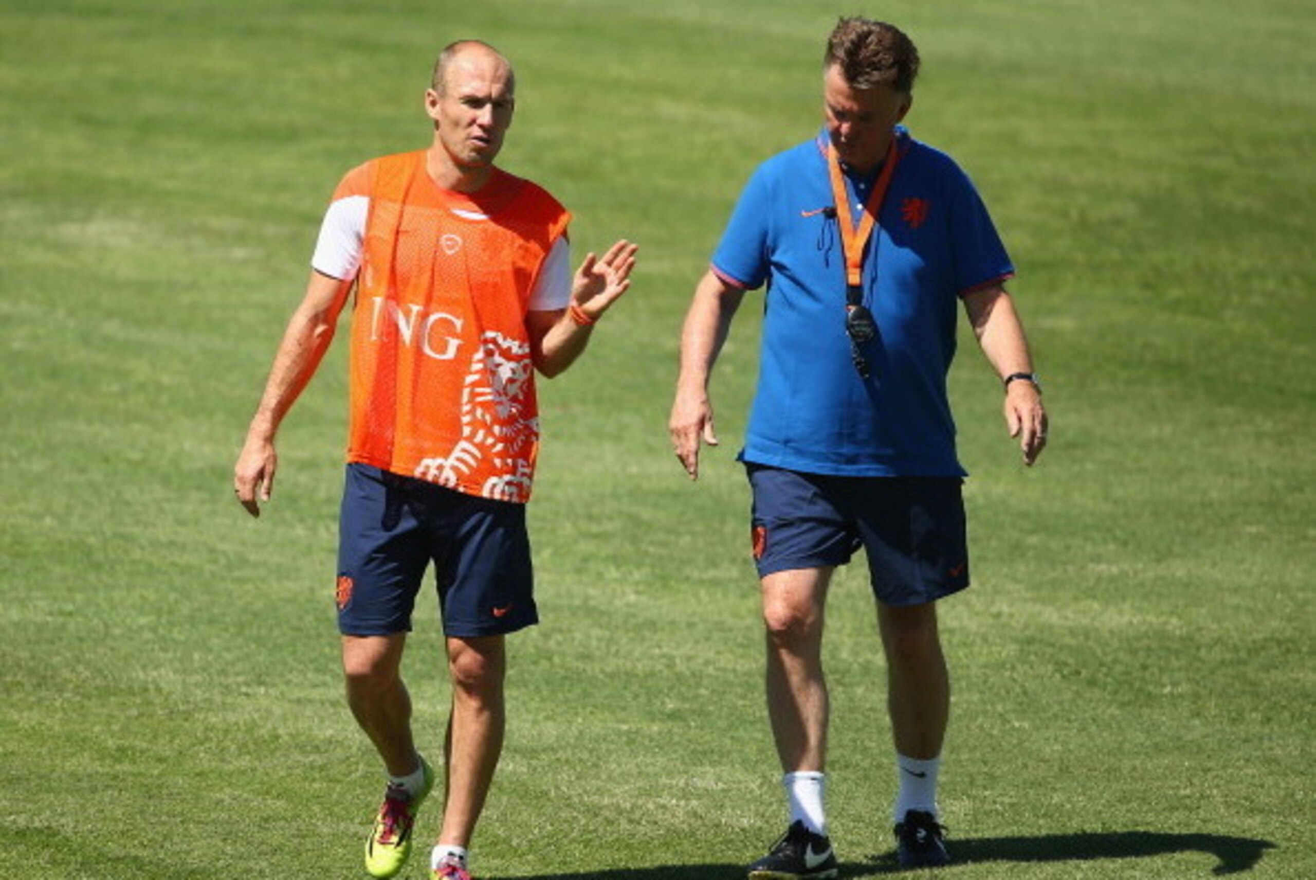 FORTALEZA, BRAZIL - JUNE 28:  Louis van Gaal, manager of Netherlands talks with Arjen Robben during the Netherlands training session at the 2014 FIFA World Cup Brazil held at Estadio Presidente Vargas on June 28, 2014 in Fortaleza, Brazil.  (Photo by Robe