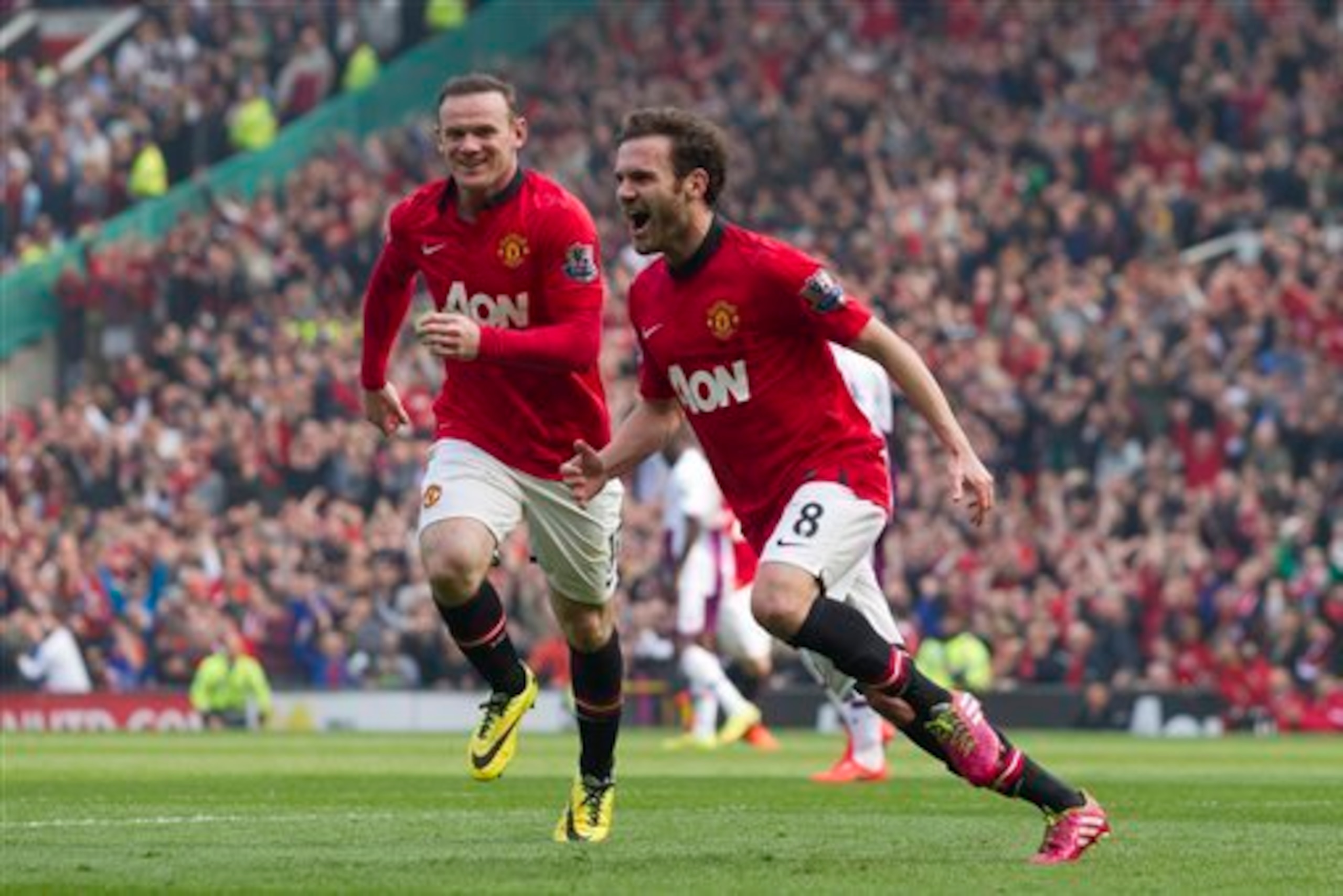 The likes of Mata and Rooney would benefit massively from a player like Schneiderlin.