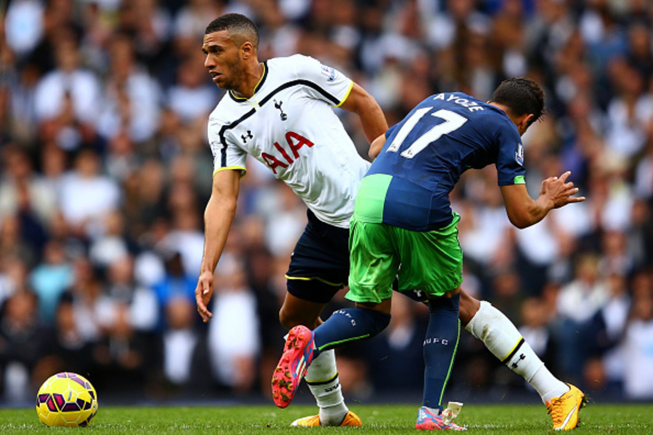 LONDON, ENGLAND - OCTOBER 26:  Etienne Capoue of Spurs runs with the ball past Ayoze Perez of Newcastle United during the Barclays Premier League match between Tottenham Hotspur and Newcastle United at White Hart Lane on October 26, 2014 in London, Englan